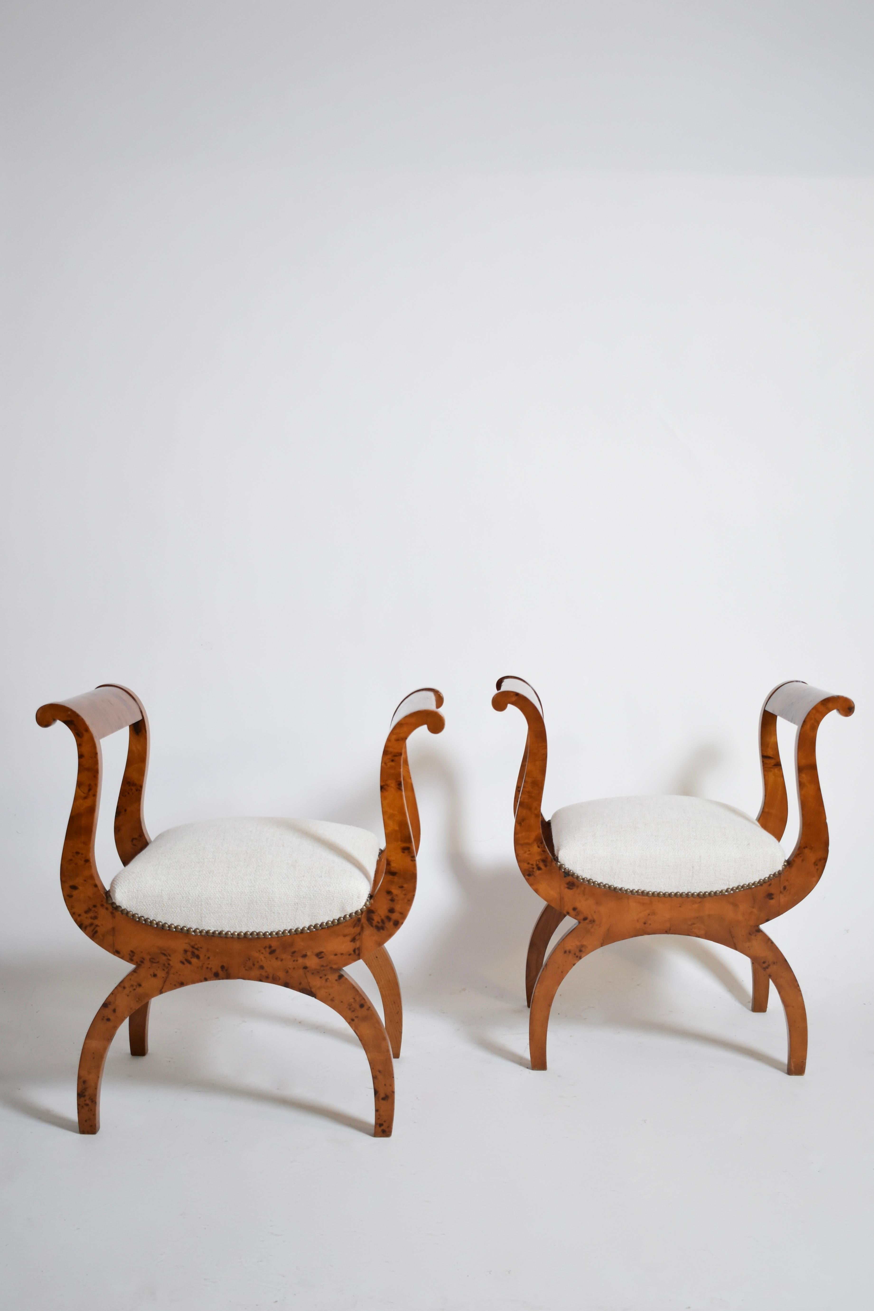 Paire de tabourets Curule en noyer, XIXème. en vente