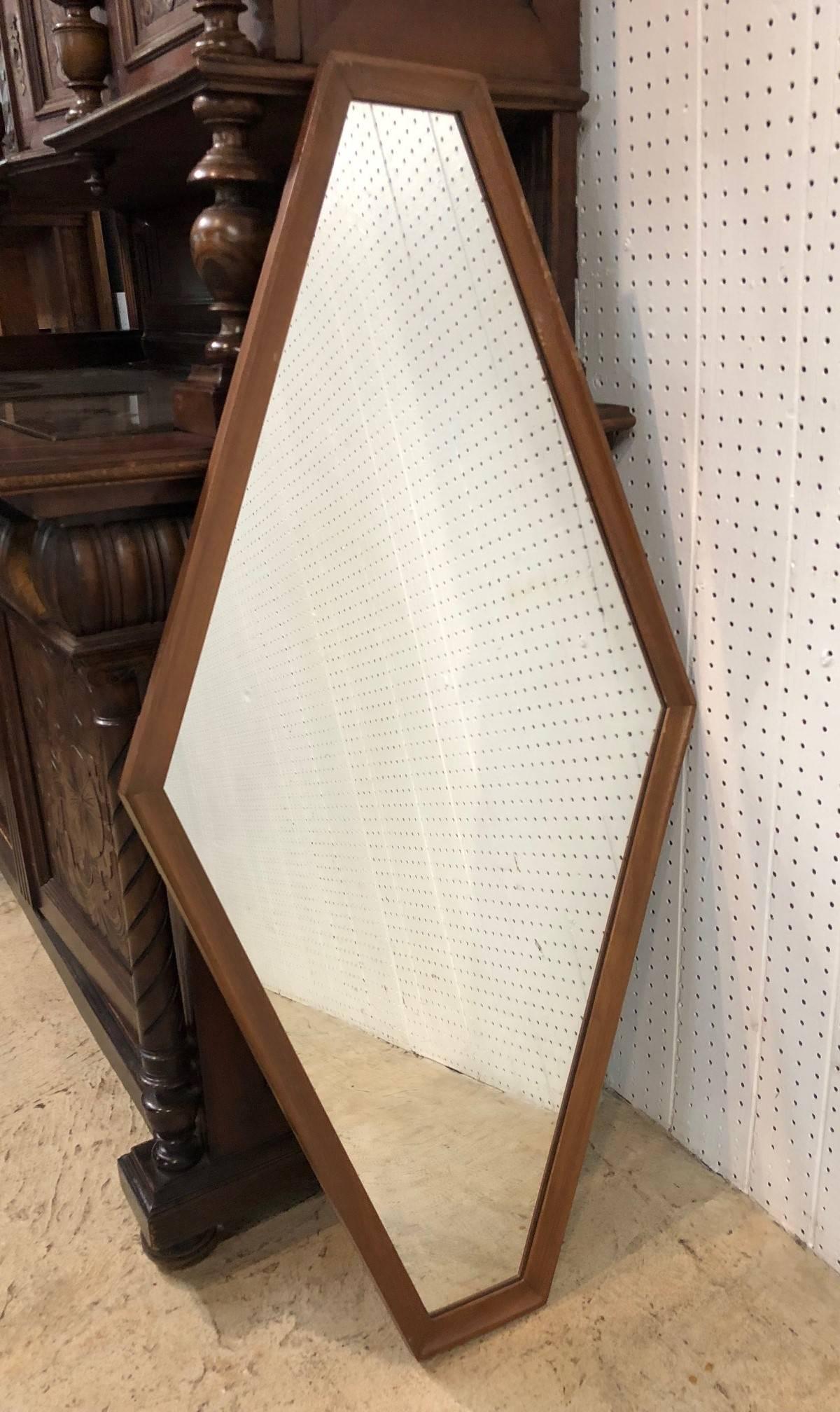 Paire de miroirs diamantés encadrés en noyer, de style moderne du milieu du siècle.