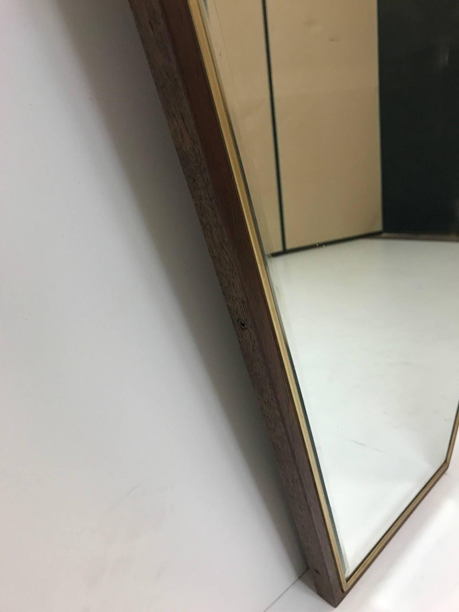Mid-Century moderno Coppia di specchi a diamante in noce in vendita