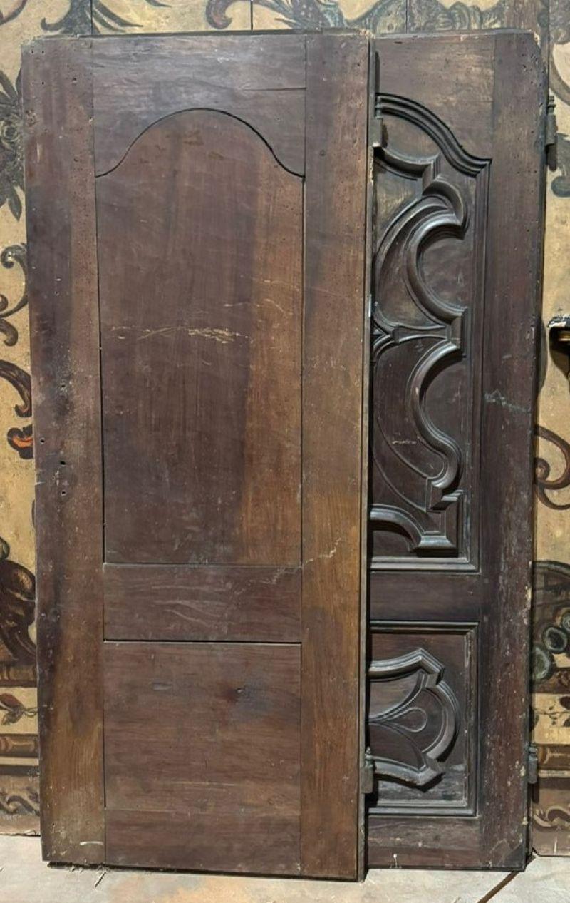 Pair of walnut doors with carved Baroque panels, Italy In Good Condition For Sale In Cuneo, Italy (CN)