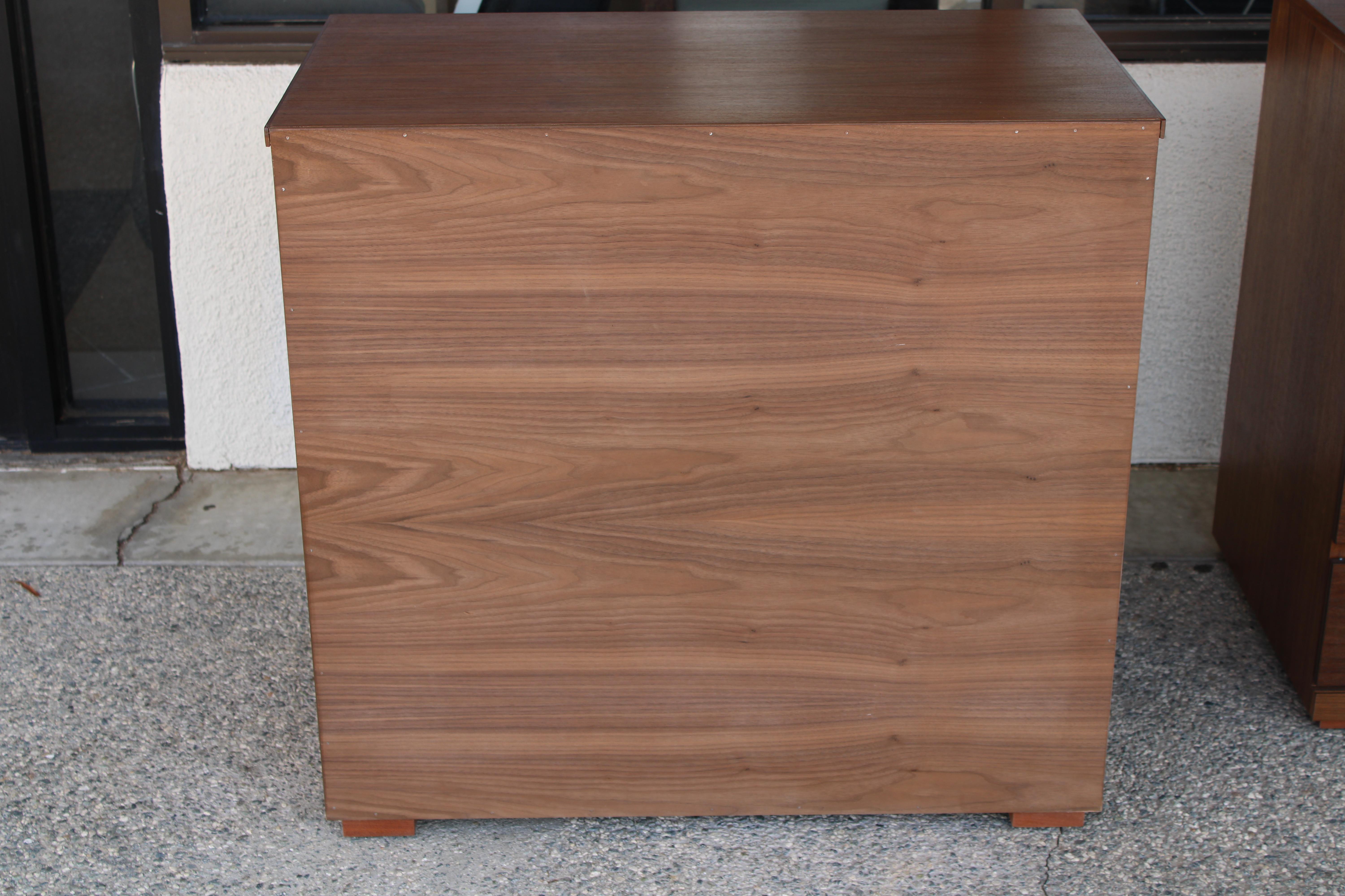 Mid-Century moderno Coppia di comò in noce in vendita