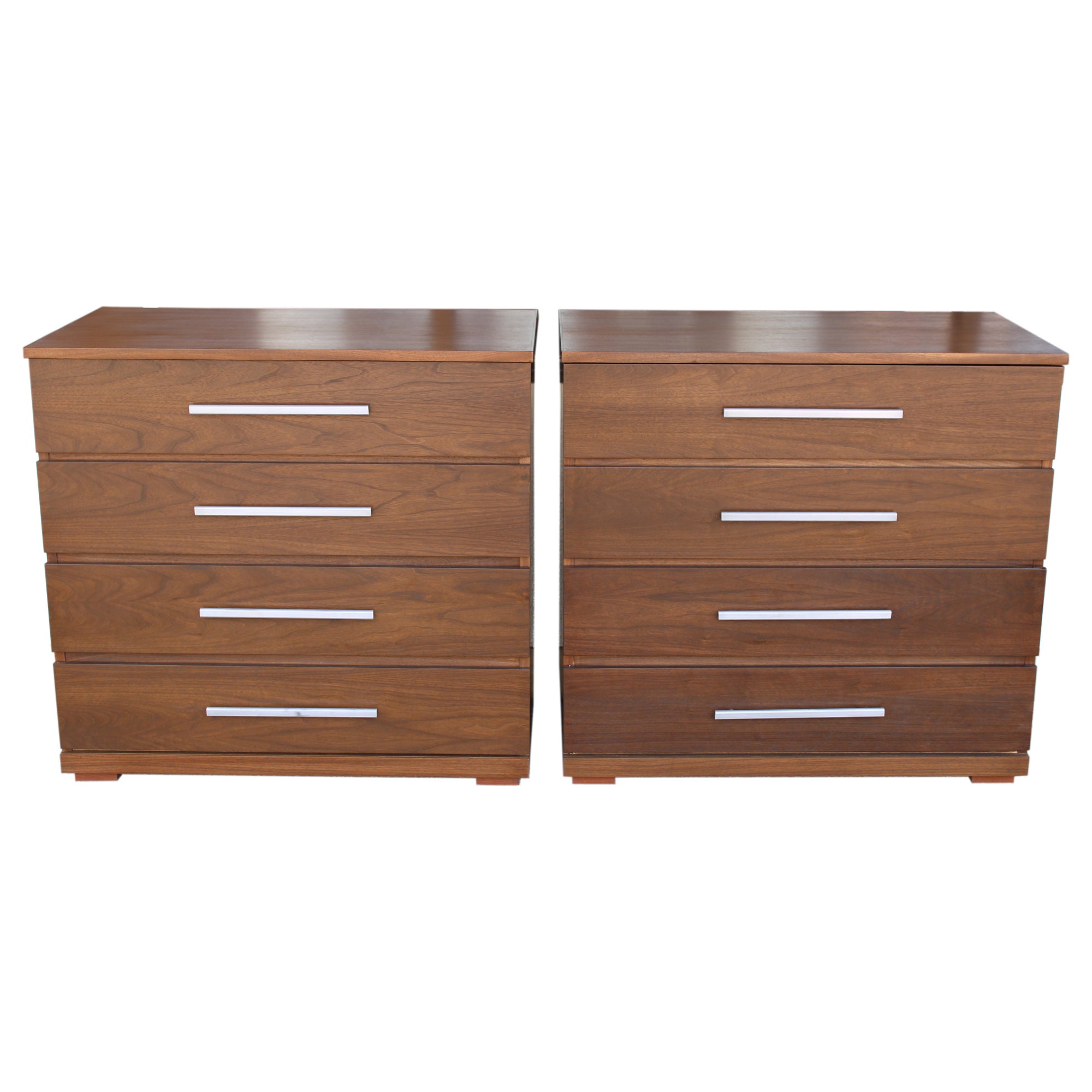 Paire de commodes en noyer