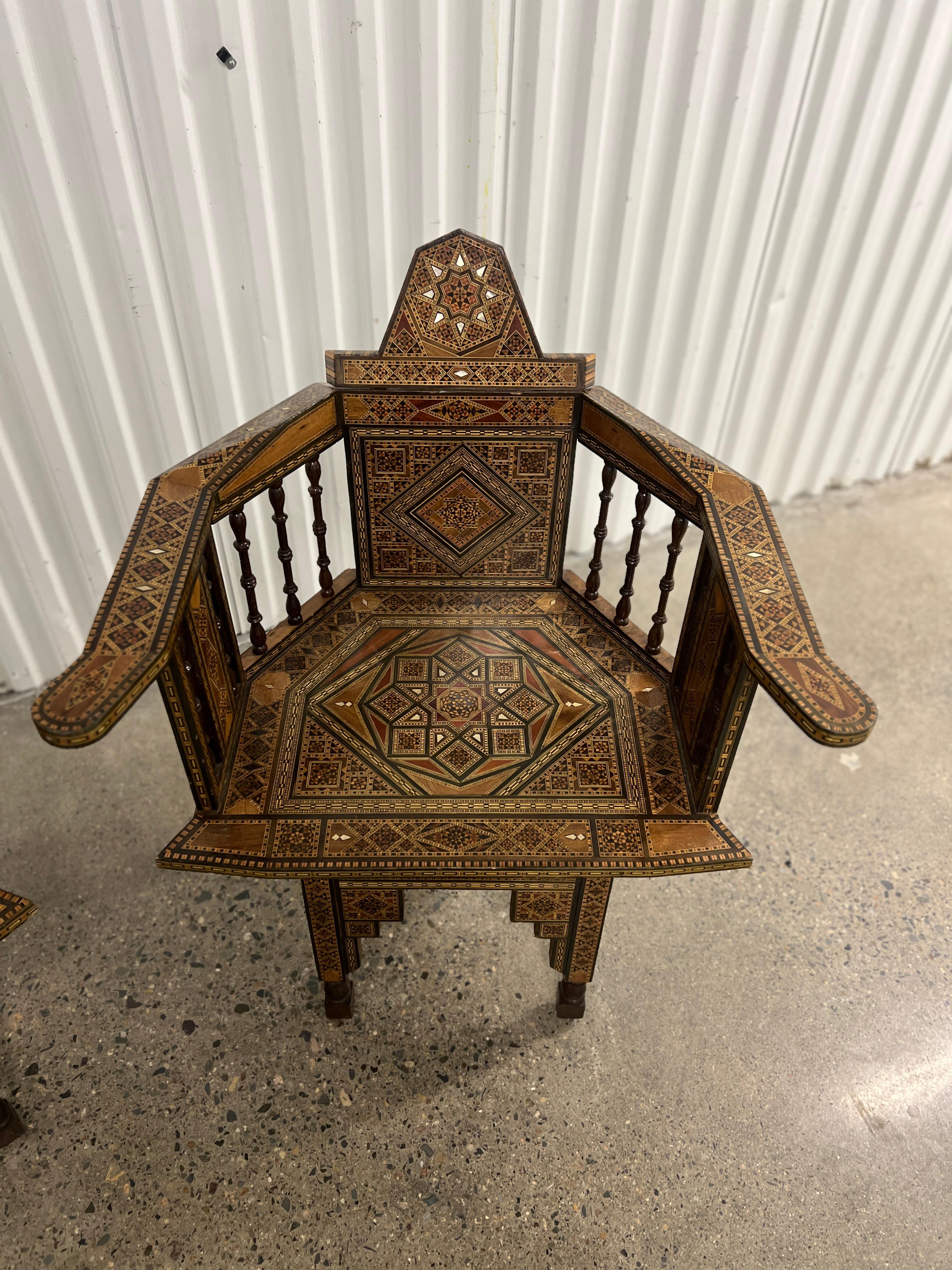 Paar Sessel aus Nussbaum, Ebenholz und Perlmutt mit Intarsien aus maurischem Syrien (Maurisch) im Angebot