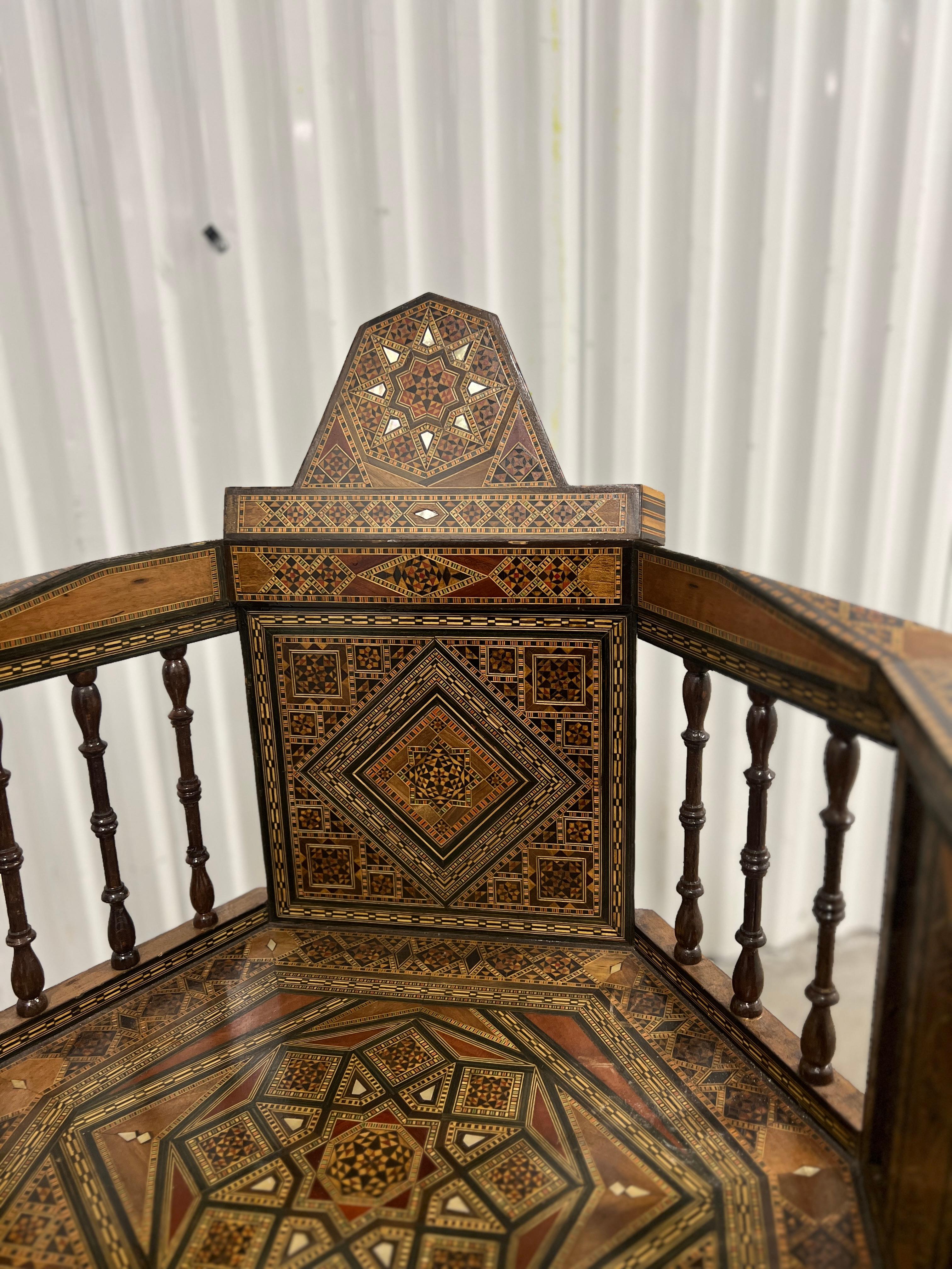 Paar Sessel aus Nussbaum, Ebenholz und Perlmutt mit Intarsien aus maurischem Syrien (Syrisch) im Angebot