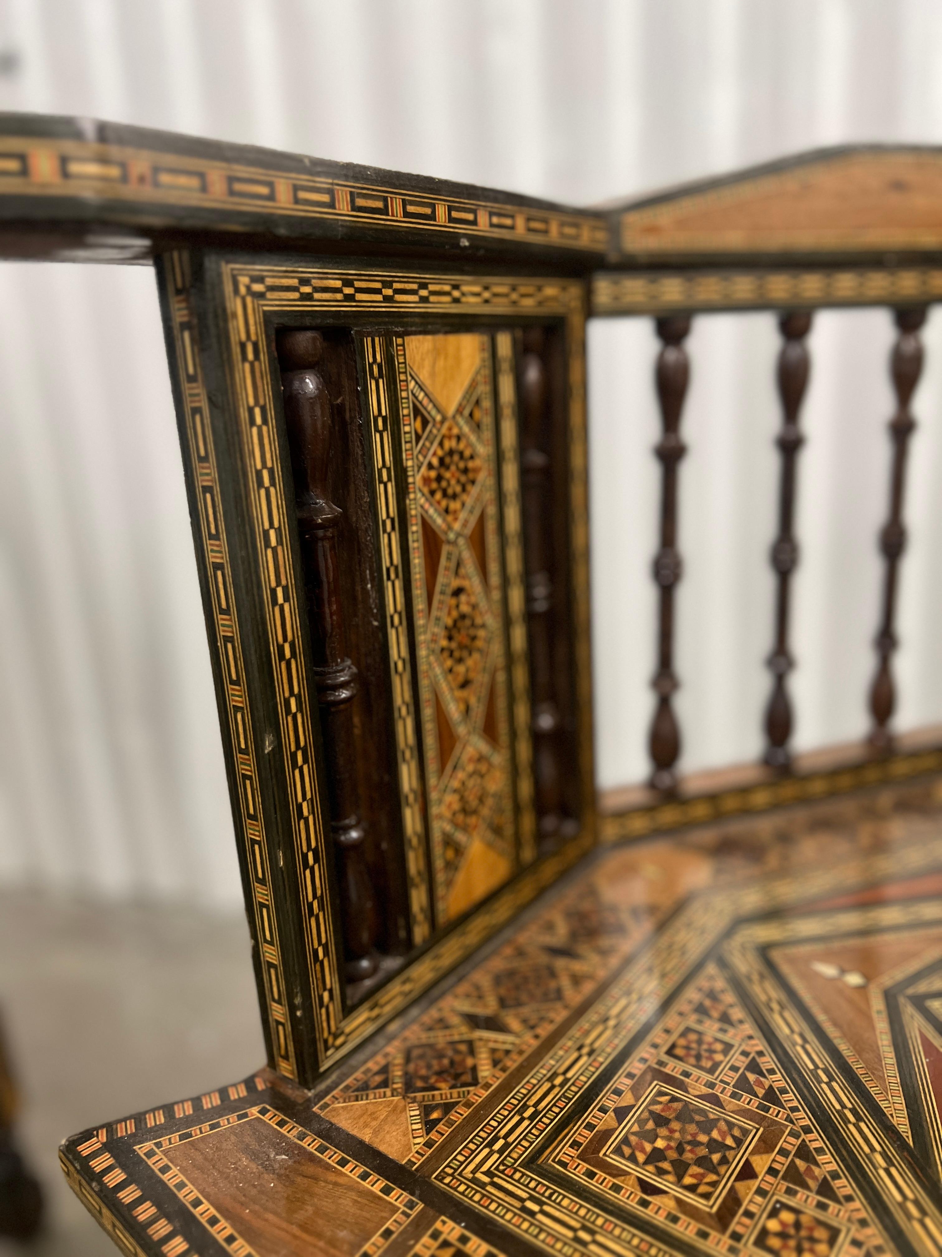 Paar Sessel aus Nussbaum, Ebenholz und Perlmutt mit Intarsien aus maurischem Syrien (20. Jahrhundert) im Angebot