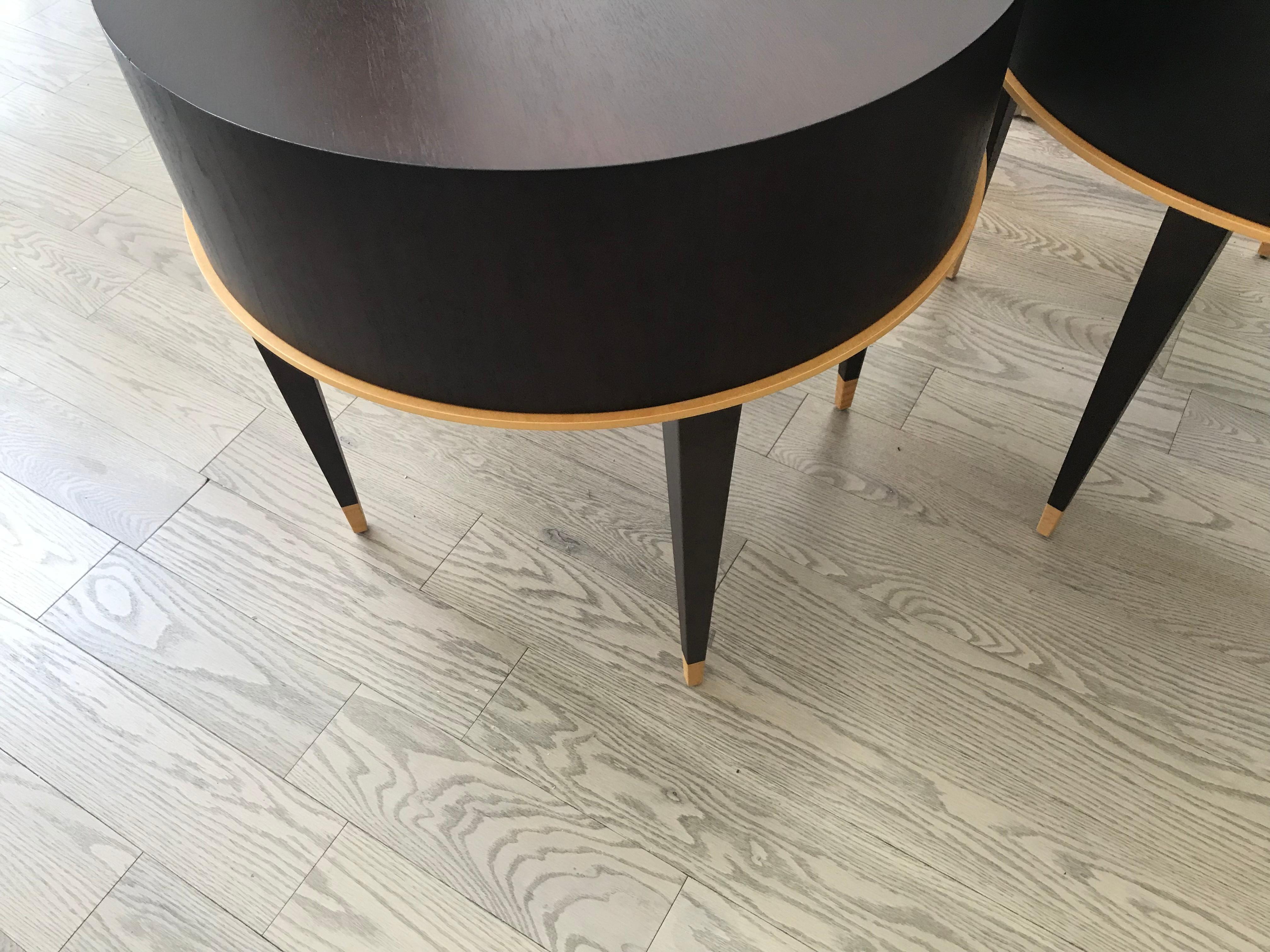 Pair of Walnut End Tables In Good Condition For Sale In Miami, FL