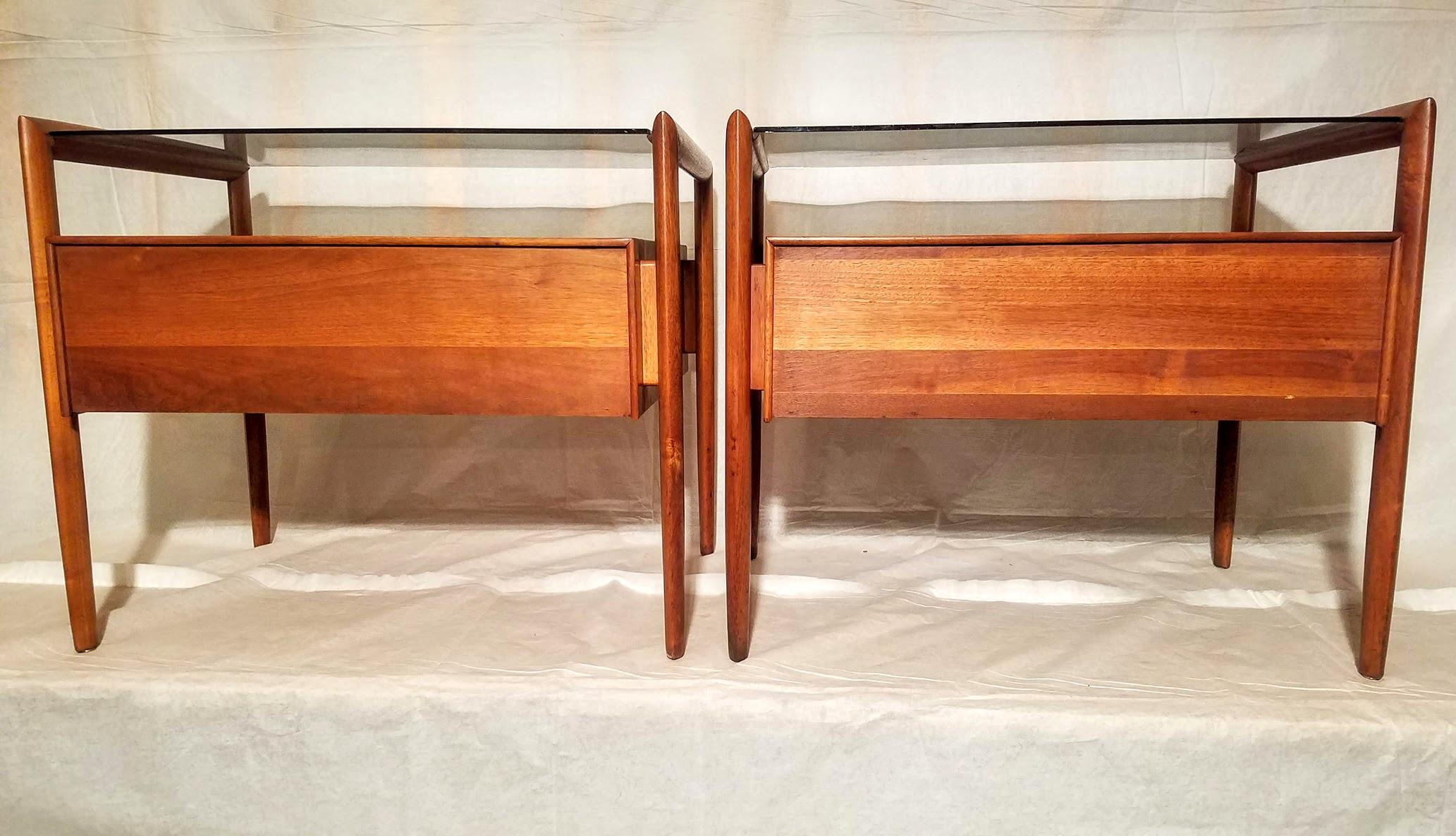 A pair of end tables or nightstands by Barney Flagg for Drexel Furniture Company High Point, North Carolina from the 1960s.
The nightstands are in excellent vintage condition. 
The price is for the pair.
