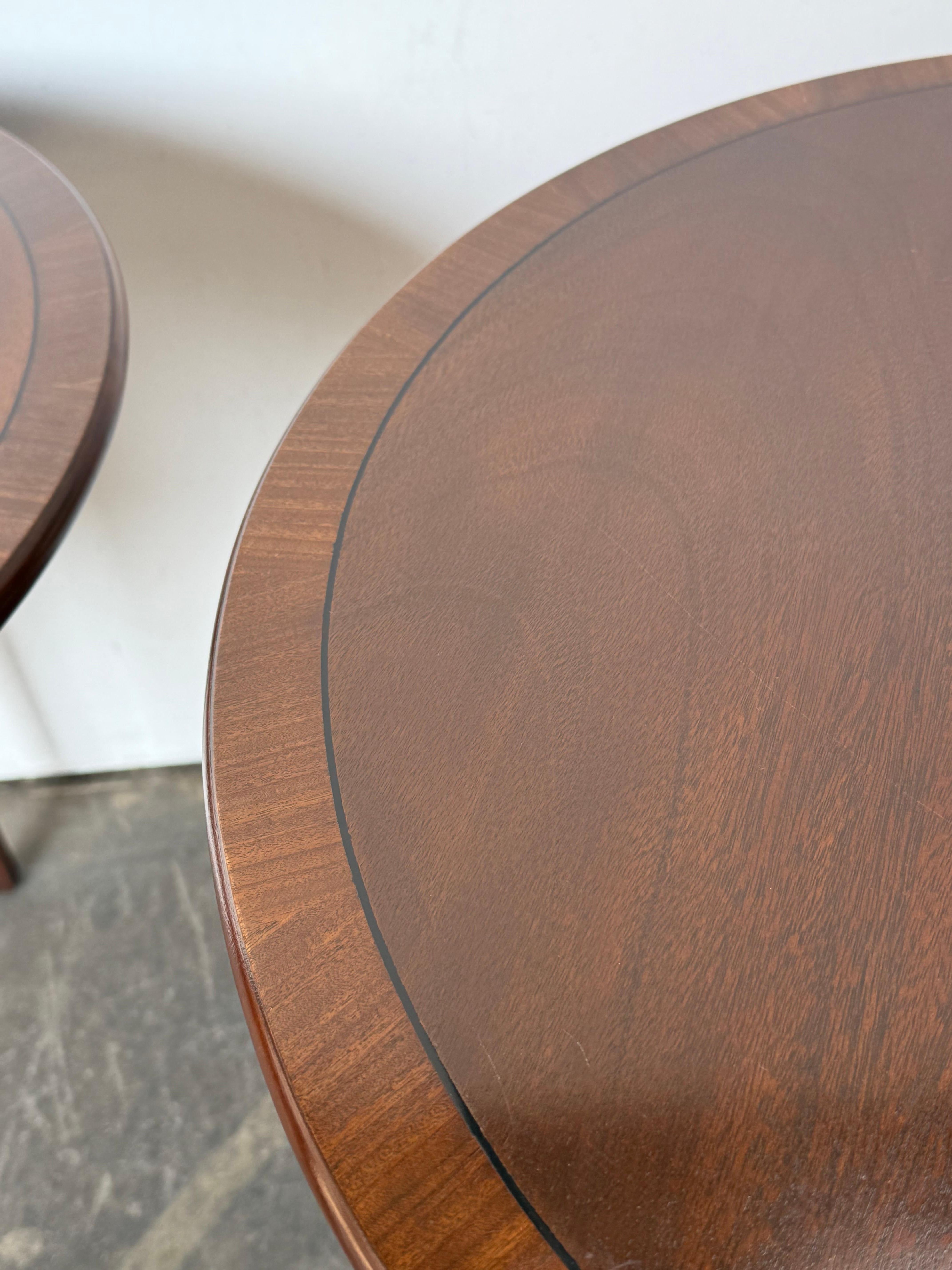 Paire de tables d'appoint en noyer marqueté de style Feder en vente 4