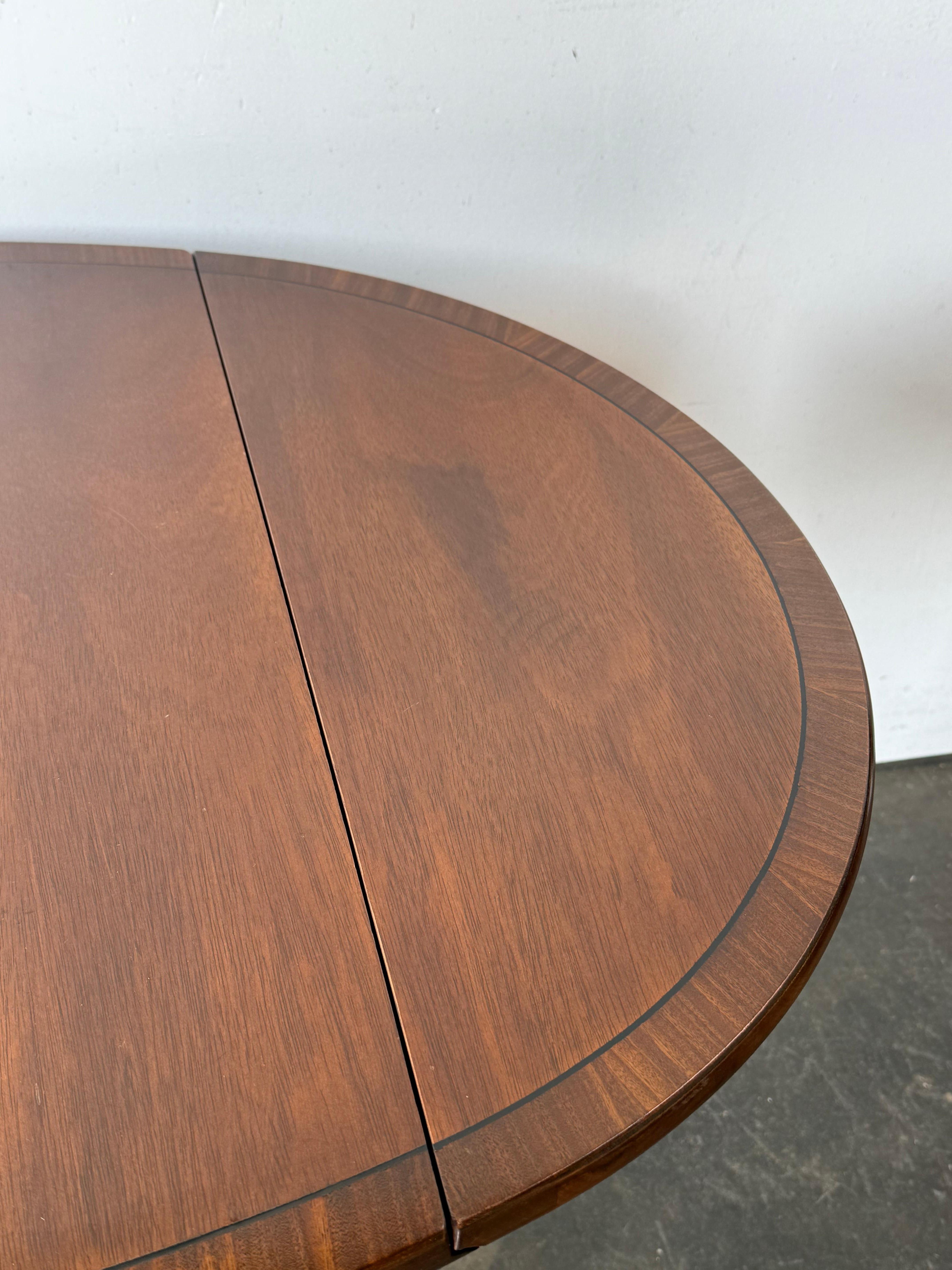 Paire de tables d'appoint en noyer marqueté de style Feder en vente 5