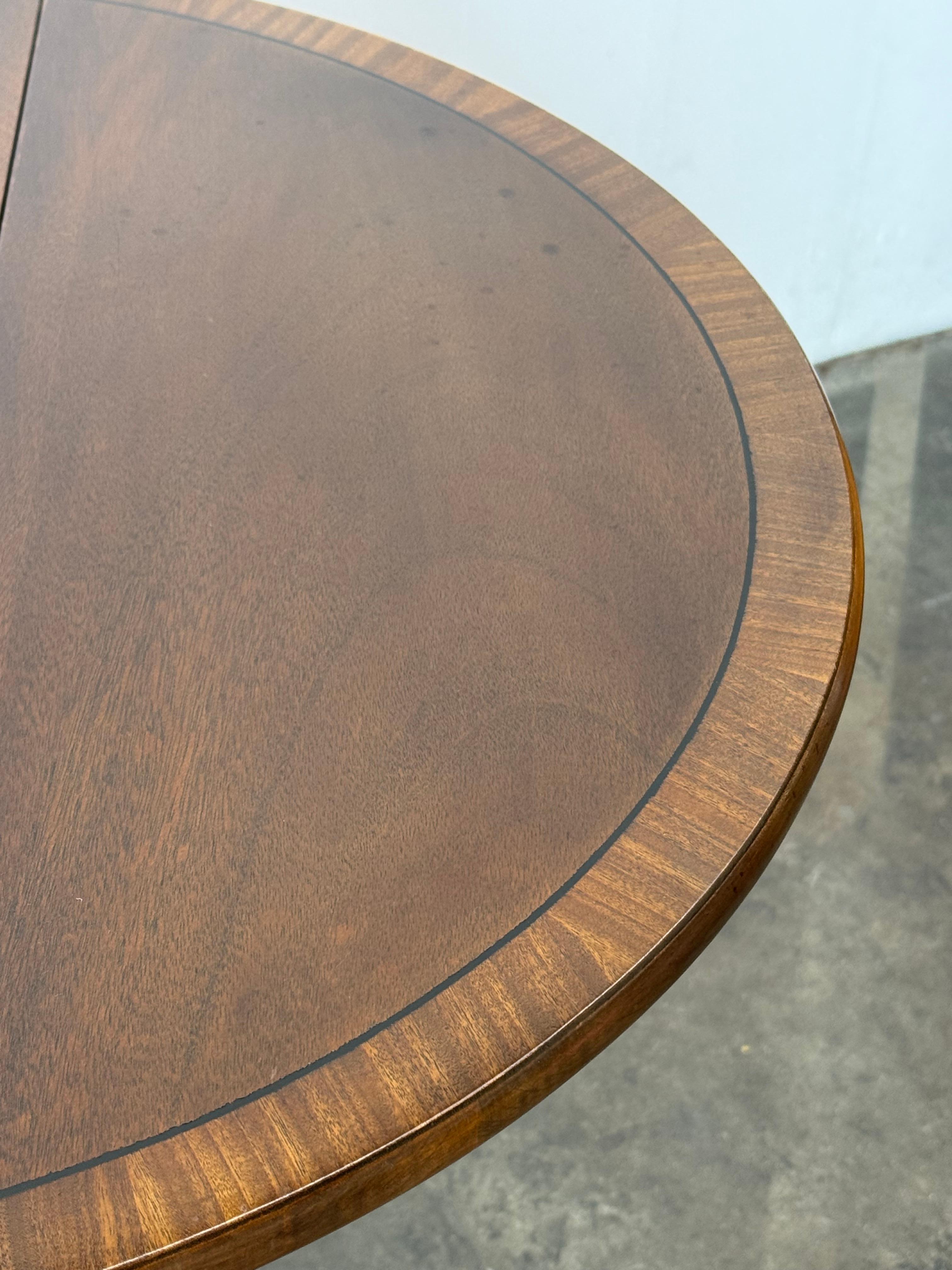 Paire de tables d'appoint en noyer marqueté de style Feder en vente 6