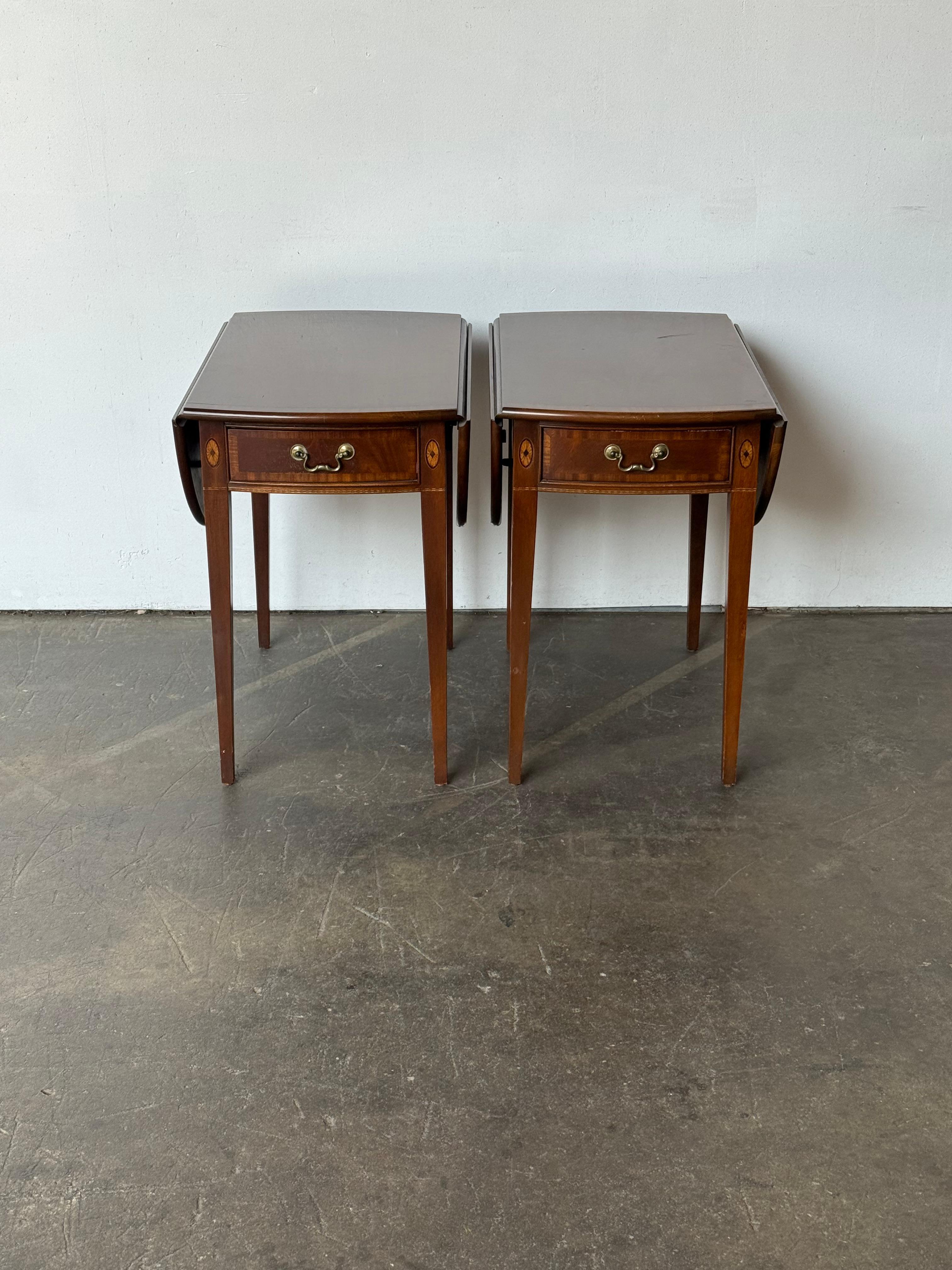 Magnifique paire de tables d'appoint ou de chevet en noyer avec d'exquises incrustations. Les tableaux sont bien présentés avec des couleurs vives et des détails de grain. En très bon état. Les tables sont polyvalentes, avec des rallonges à feuilles