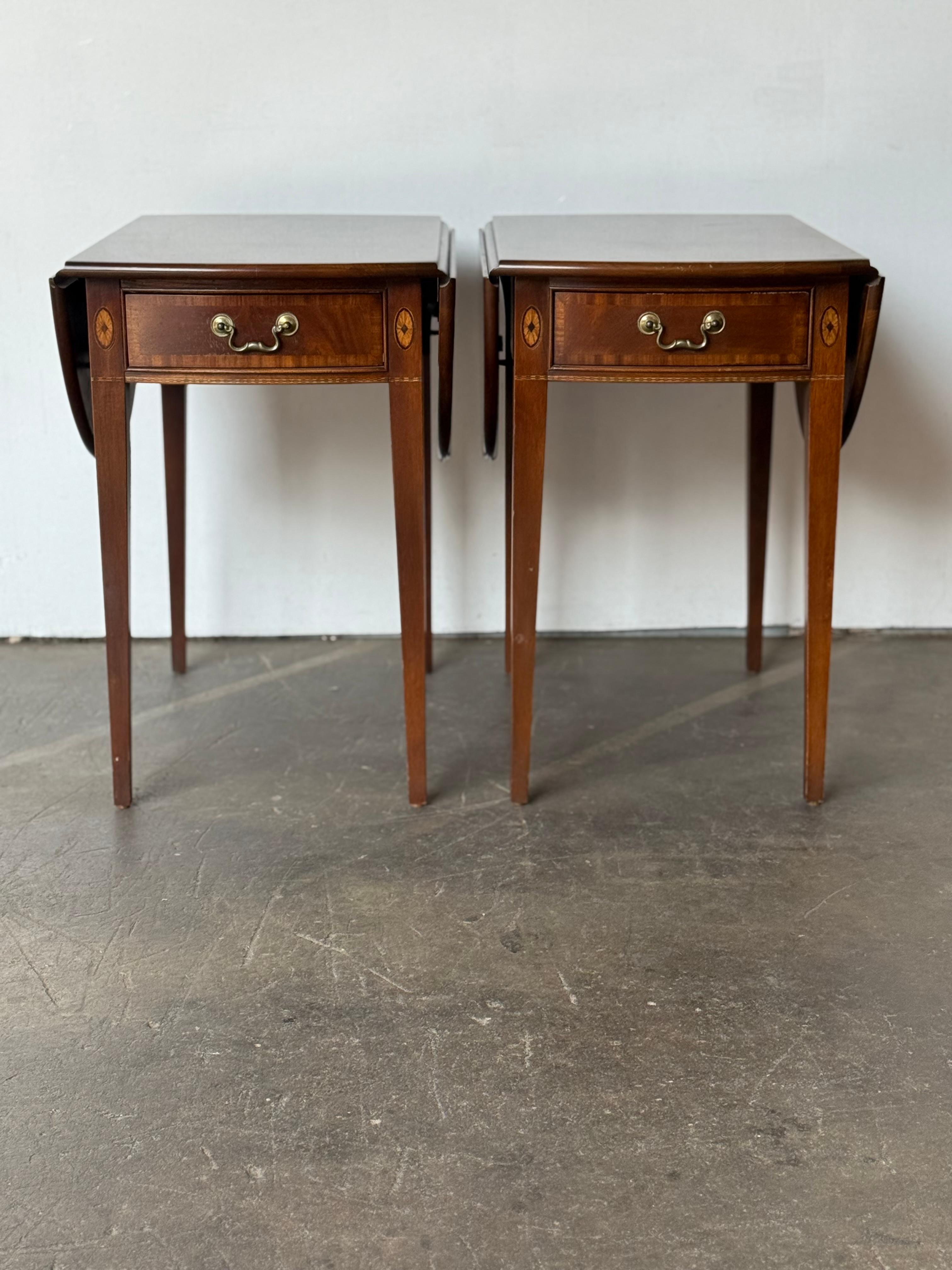 Paire de tables d'appoint en noyer marqueté de style Feder Bon état - En vente à Brooklyn, NY