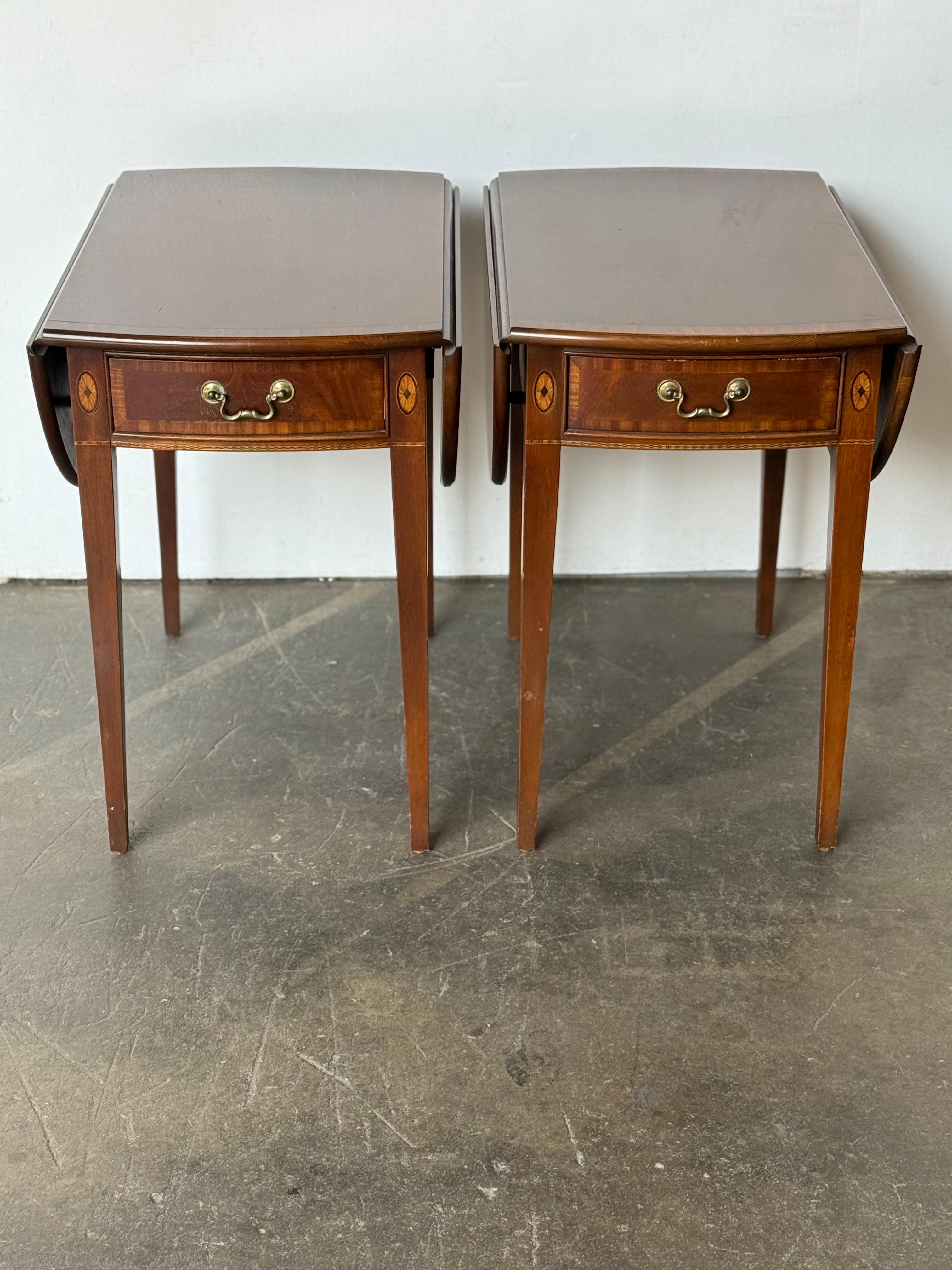 20ième siècle Paire de tables d'appoint en noyer marqueté de style Feder en vente