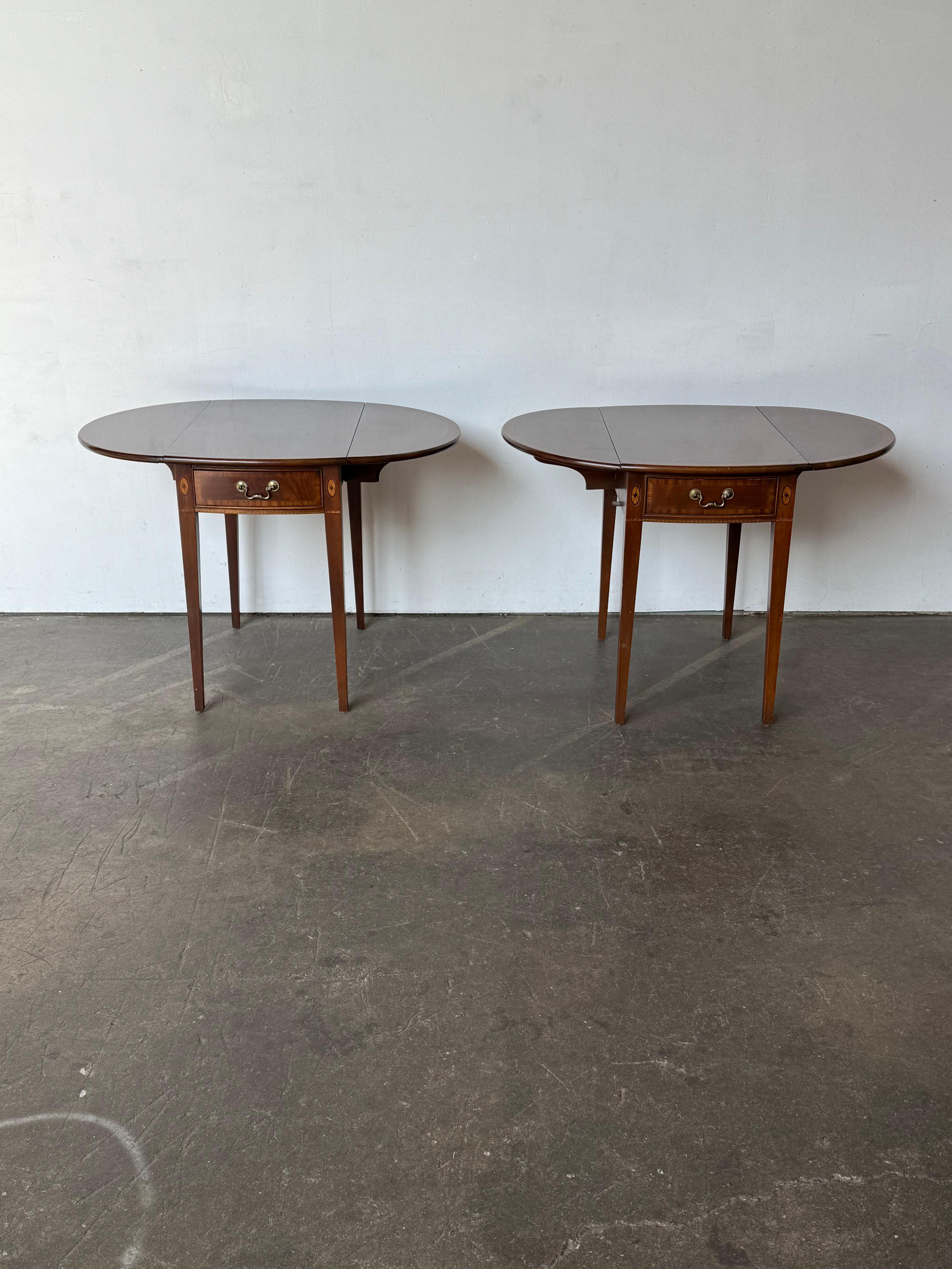 Noyer Paire de tables d'appoint en noyer marqueté de style Feder en vente