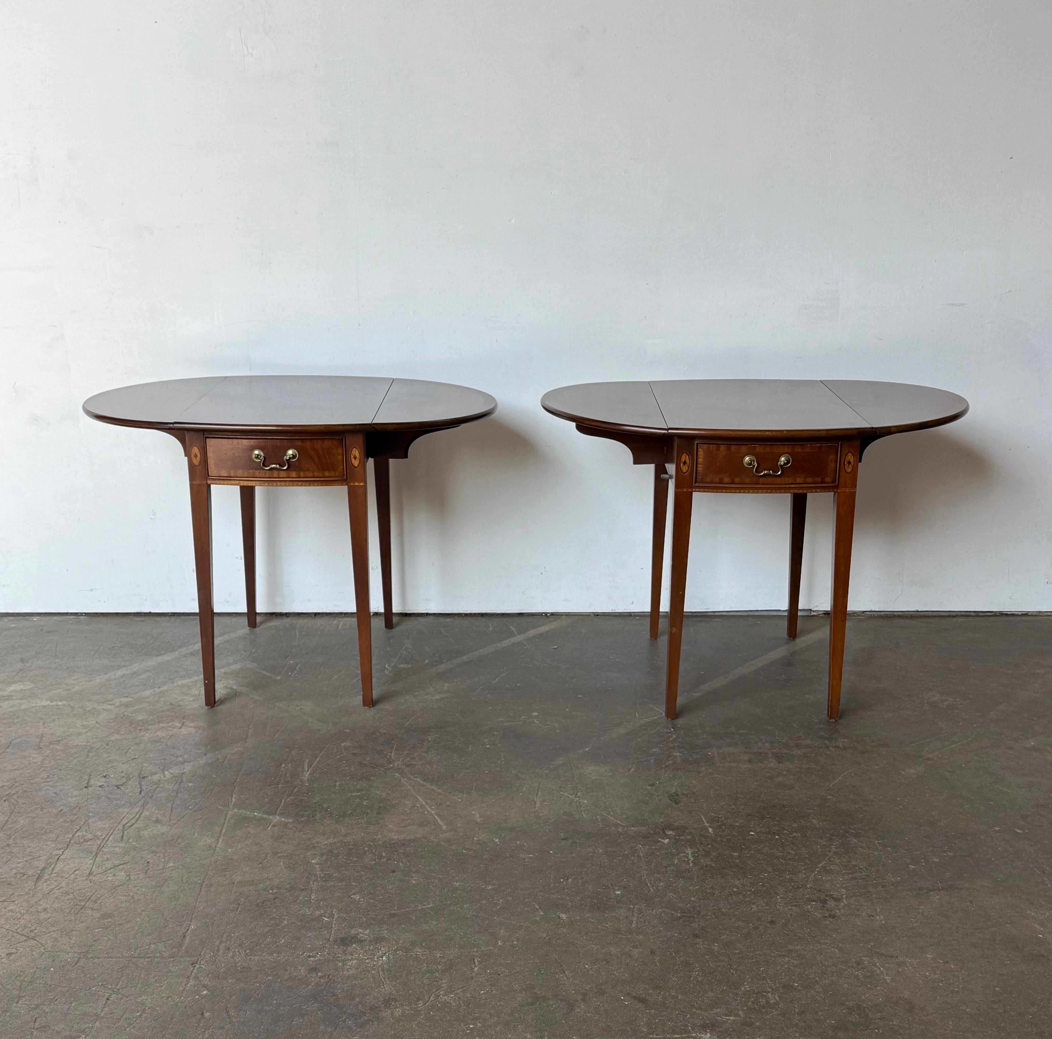Paire de tables d'appoint en noyer marqueté de style Feder en vente 1