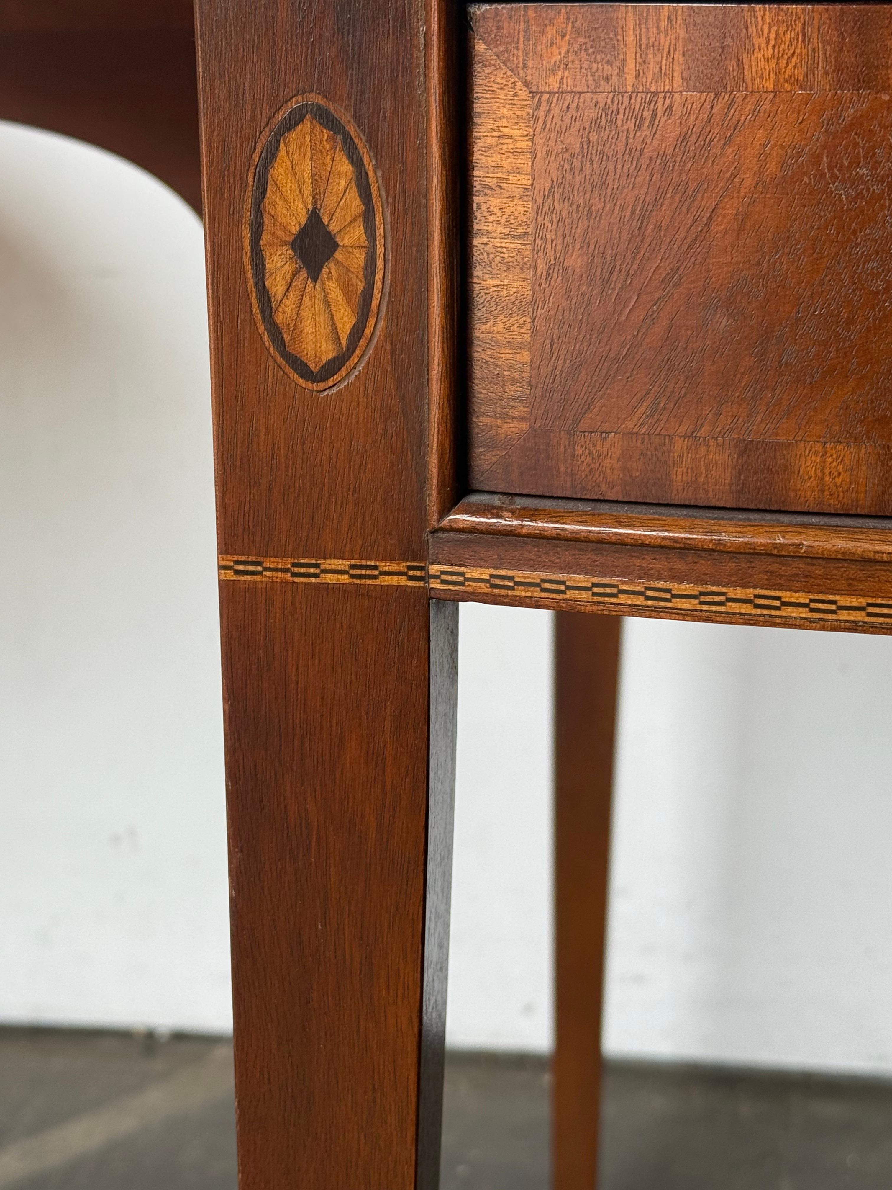 Paire de tables d'appoint en noyer marqueté de style Feder en vente 2