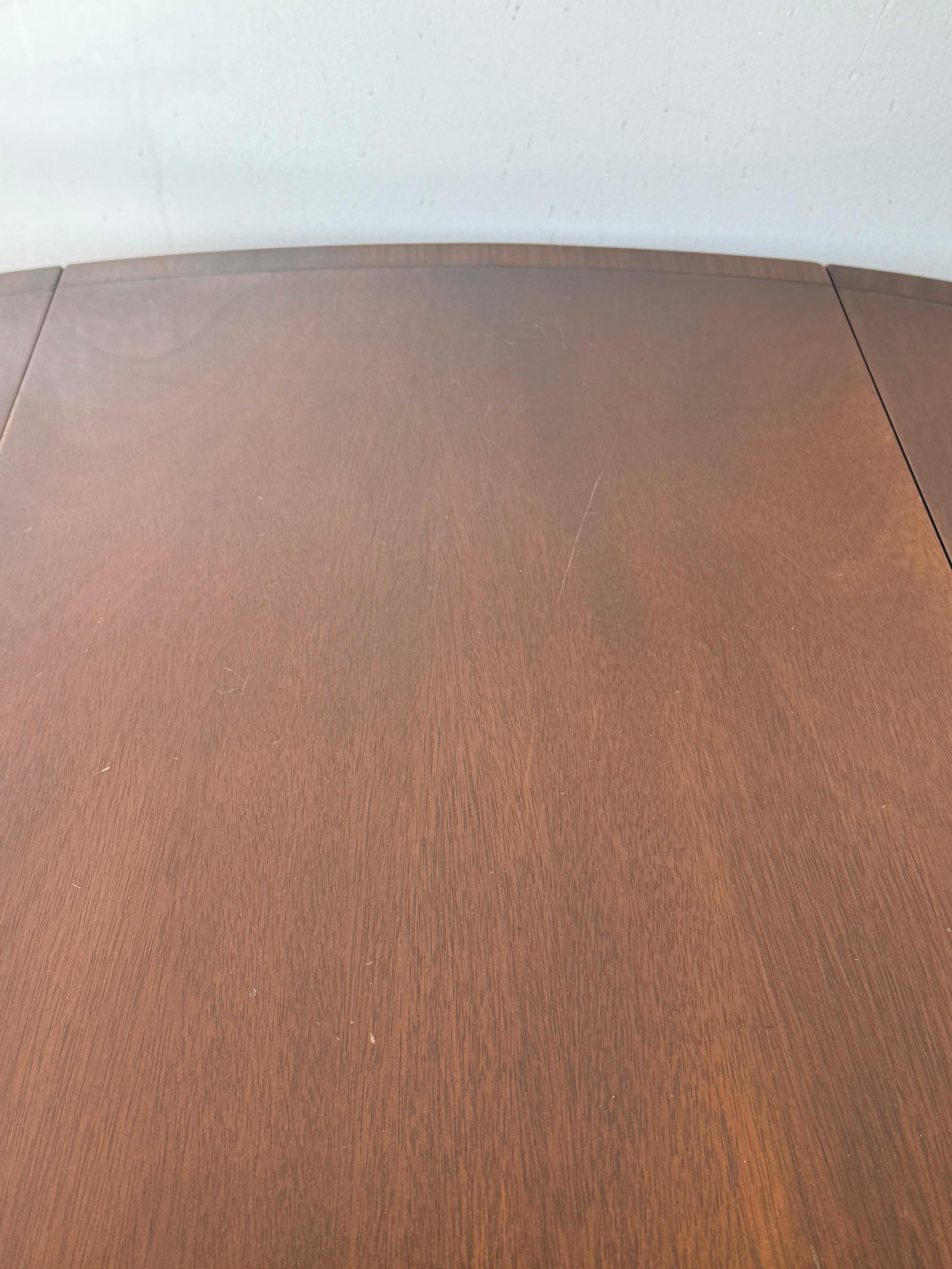 Paire de tables d'appoint en noyer marqueté de style Feder en vente 3