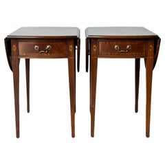 Paire de tables d'appoint en noyer marqueté de style Feder