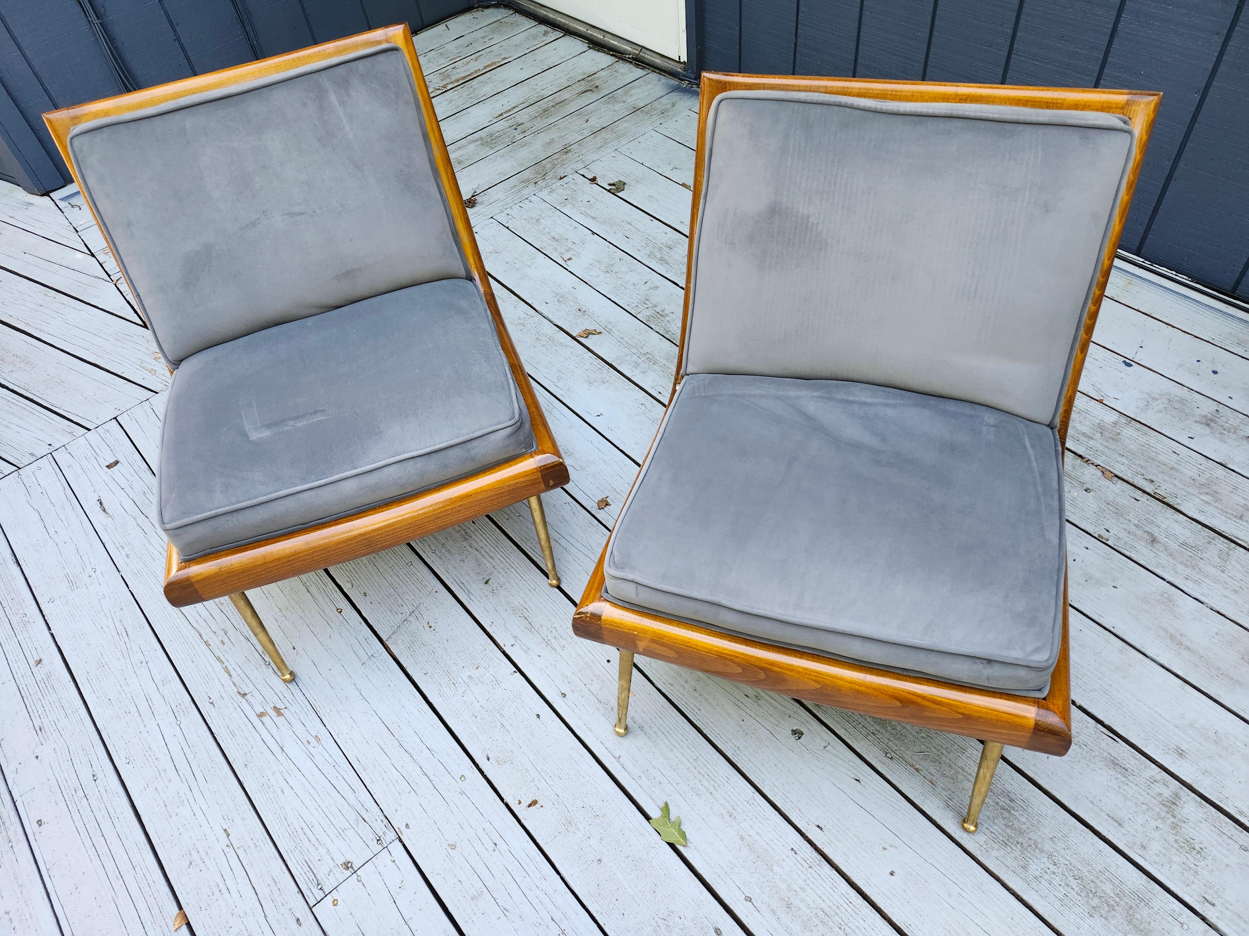 Pareja de sillas con patas de latón y armazón de nogal atrib TH Robs john Gibbons en venta 8