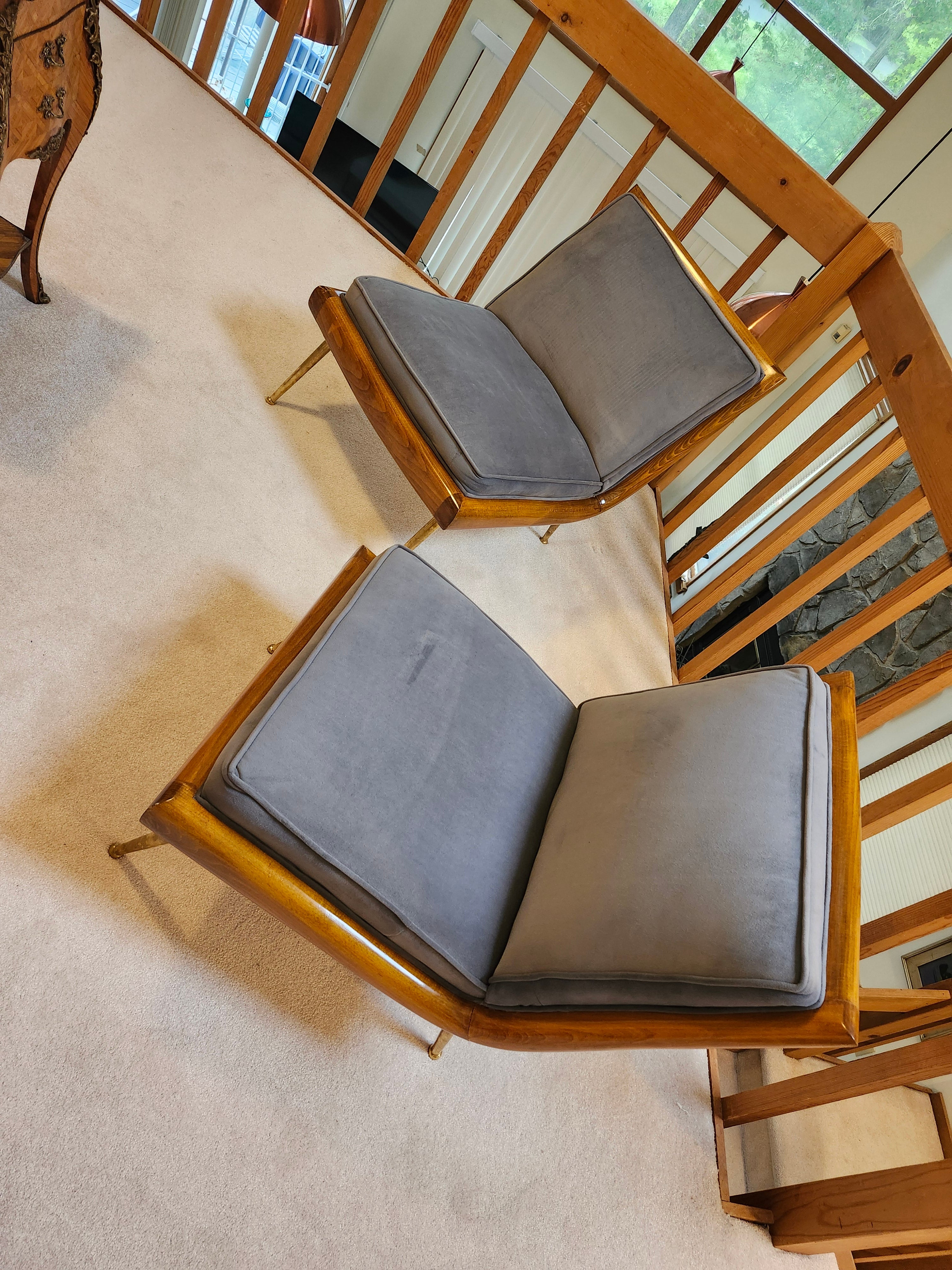 Pareja de sillas con patas de latón y armazón de nogal atrib TH Robs john Gibbons en venta 1