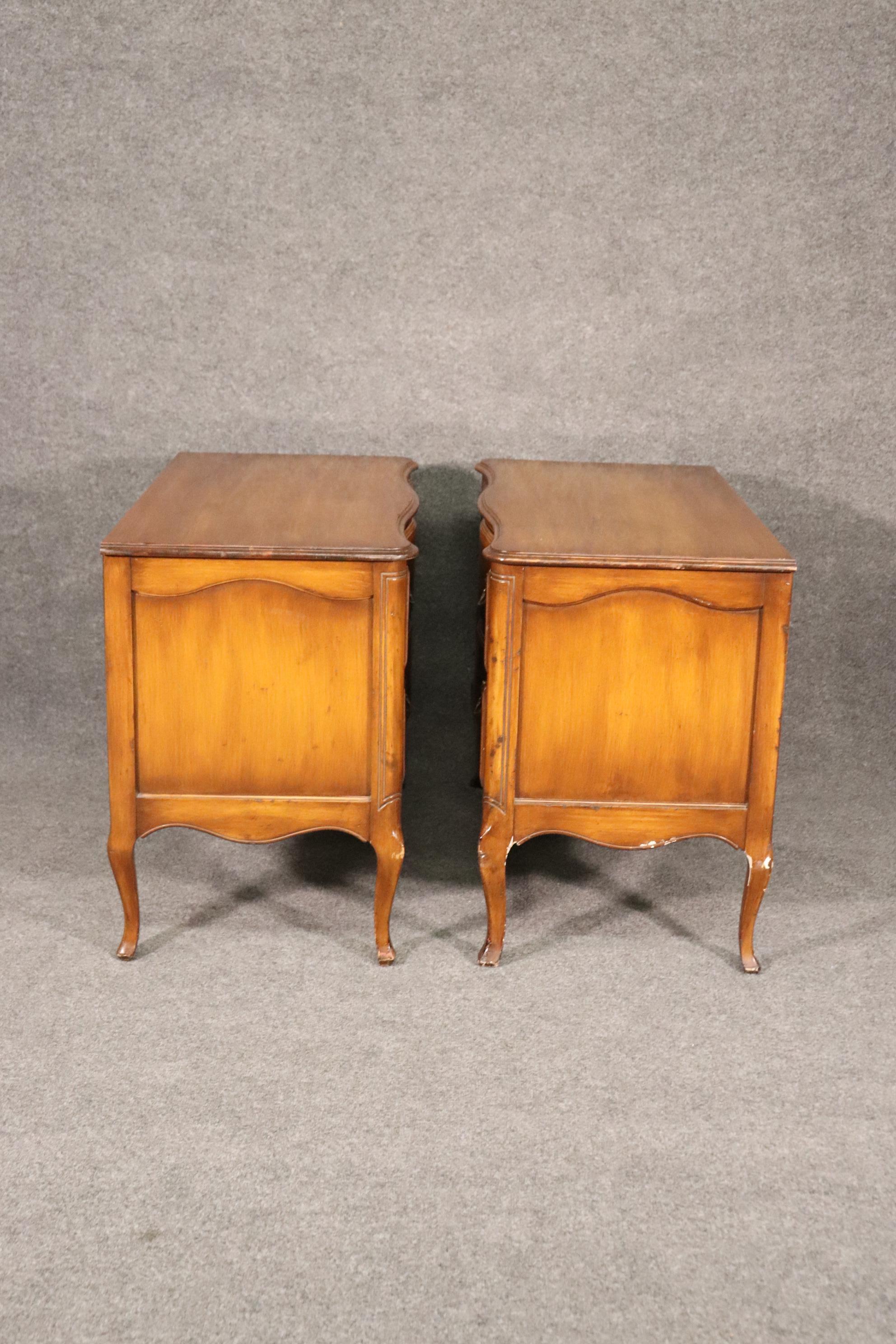 Pair of Walnut French Louis XV Commodes Dressers In Good Condition In Swedesboro, NJ