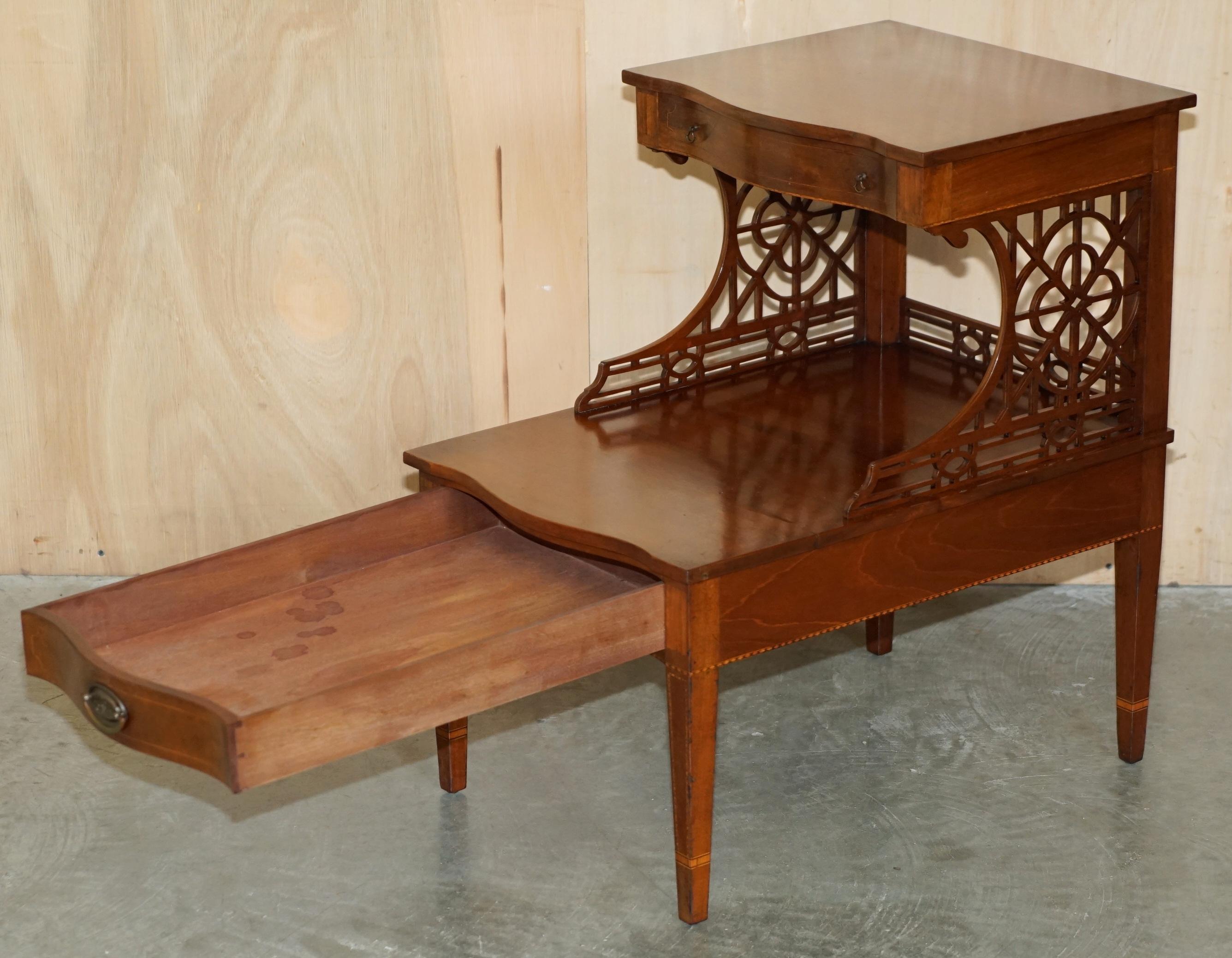 Paire de tables d'appoint de la renaissance de THOMAS CHIPPENDALE SHERATON sculptées dans le FRET WORK de WALNUT en vente 5