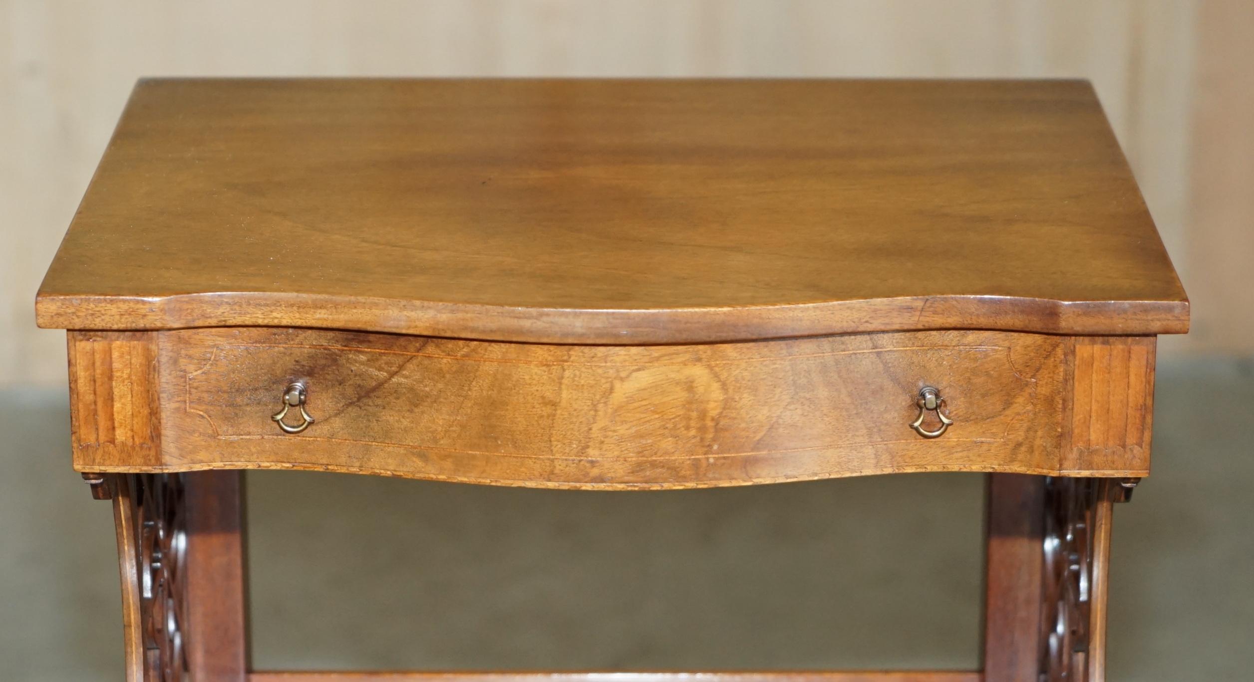Paire de tables d'appoint de la renaissance de THOMAS CHIPPENDALE SHERATON sculptées dans le FRET WORK de WALNUT en vente 7