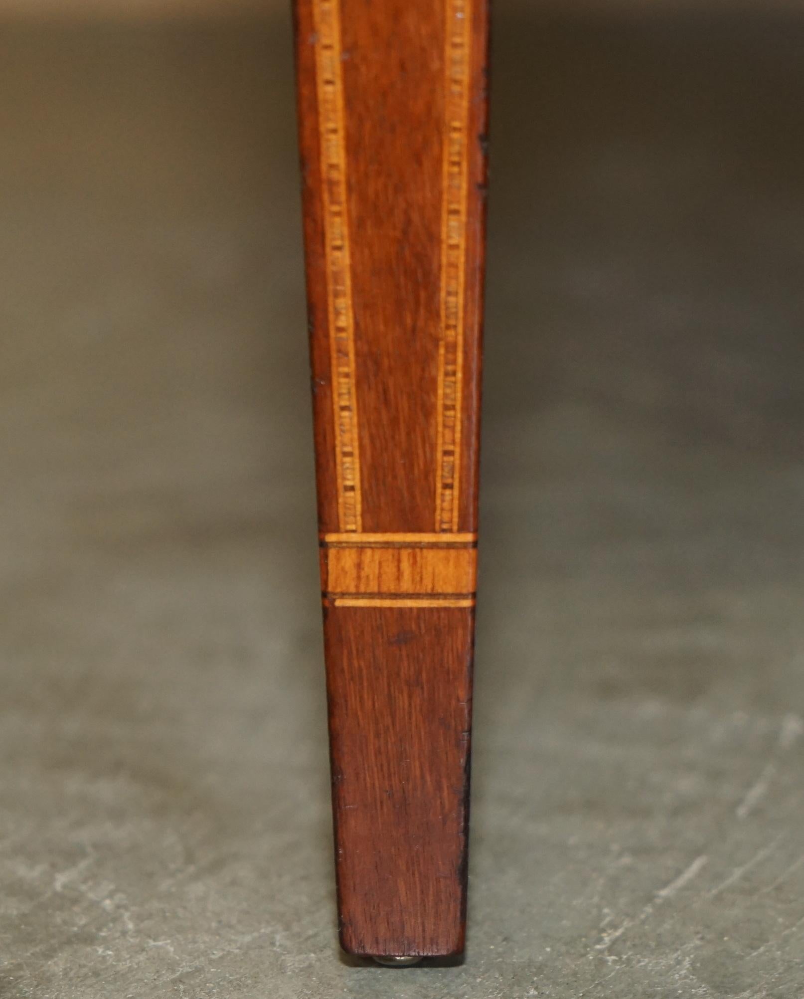 Paire de tables d'appoint de la renaissance de THOMAS CHIPPENDALE SHERATON sculptées dans le FRET WORK de WALNUT en vente 12