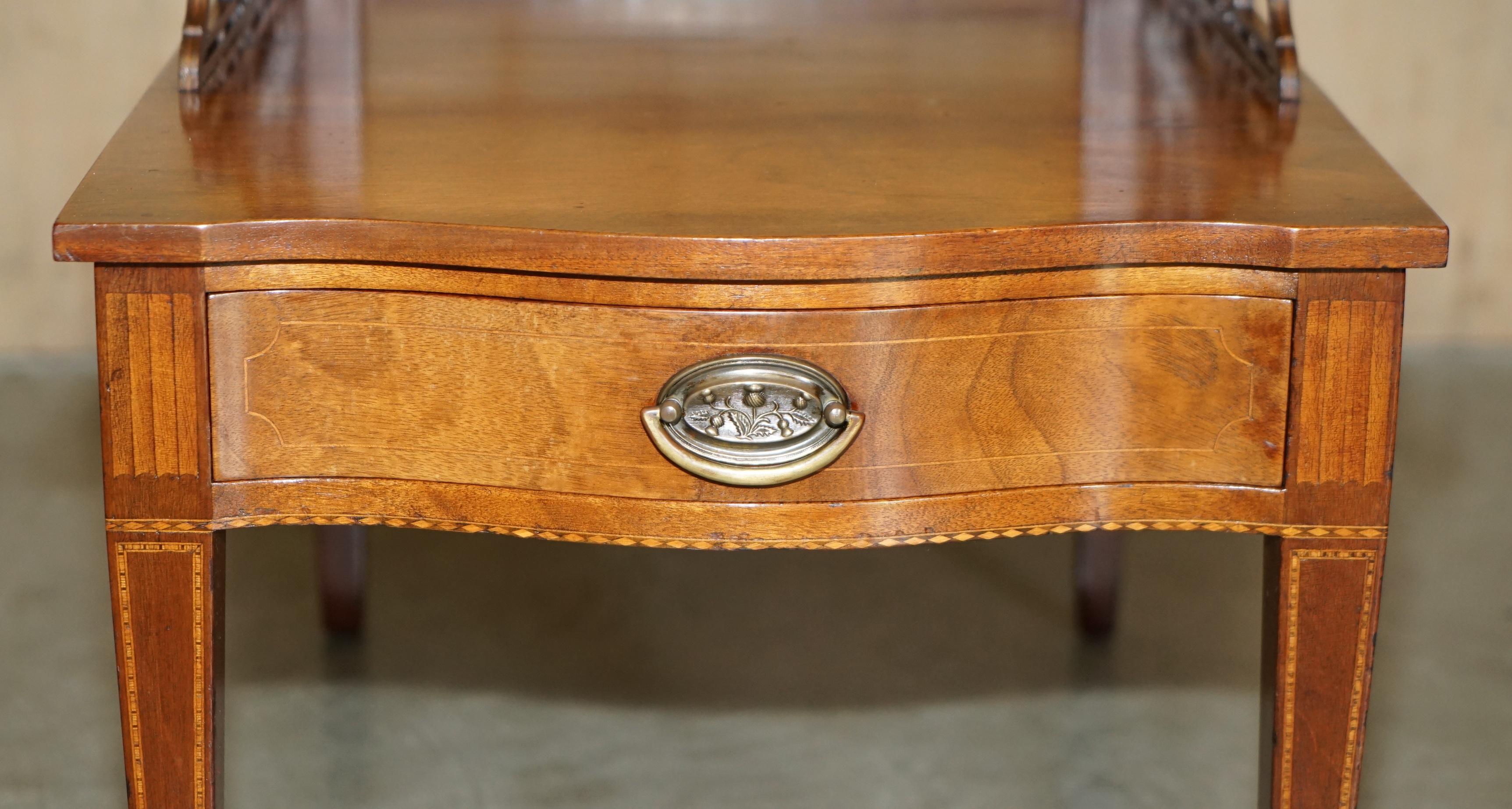 Bois de feuillus Paire de tables d'appoint de la renaissance de THOMAS CHIPPENDALE SHERATON sculptées dans le FRET WORK de WALNUT en vente