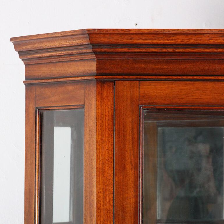 Pair of Walnut Georgian Revival Corner Cabinets In Good Condition In Vancouver, British Columbia