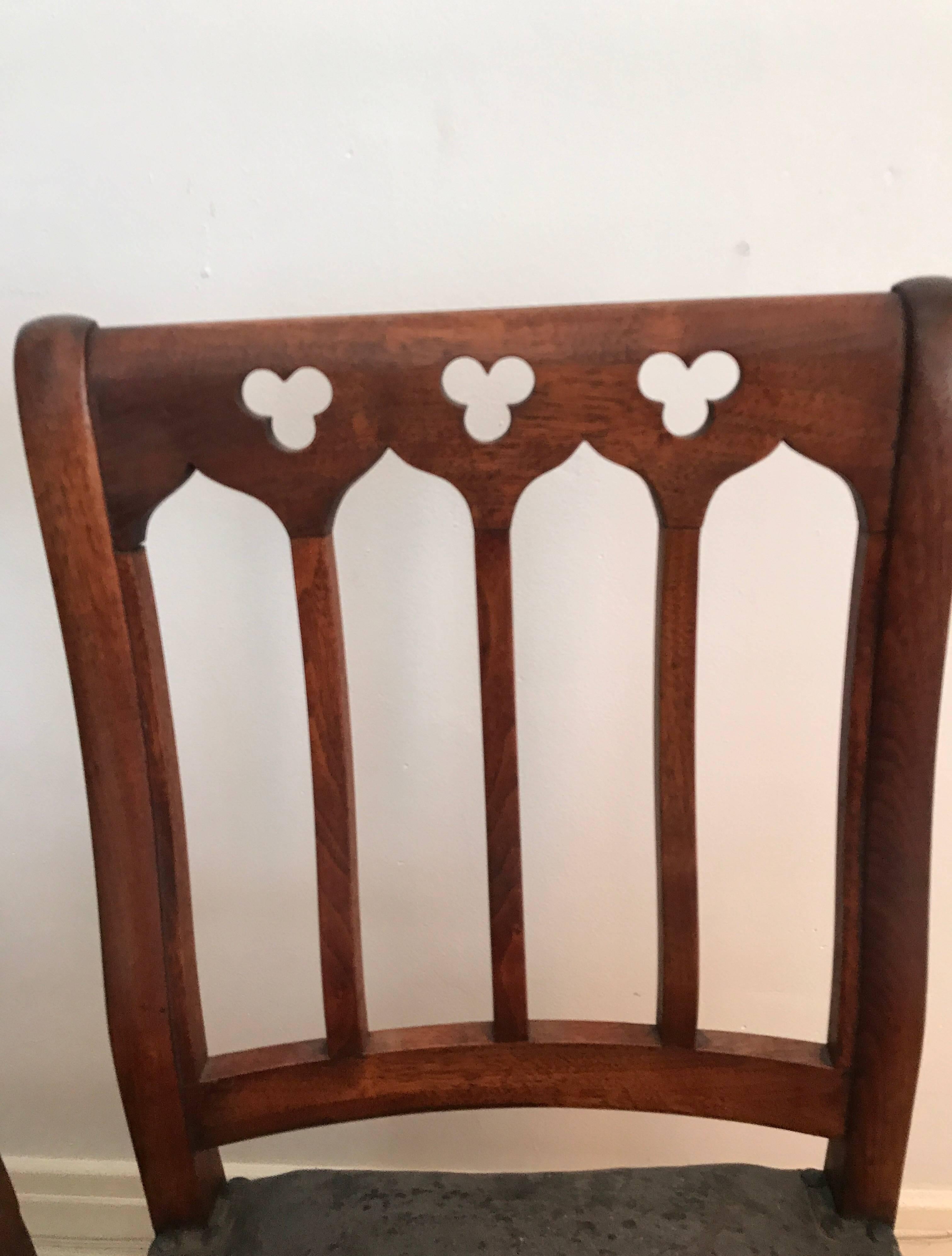 Pair of Walnut Gothic Revival Hall Chairs In Good Condition For Sale In Chicago, IL