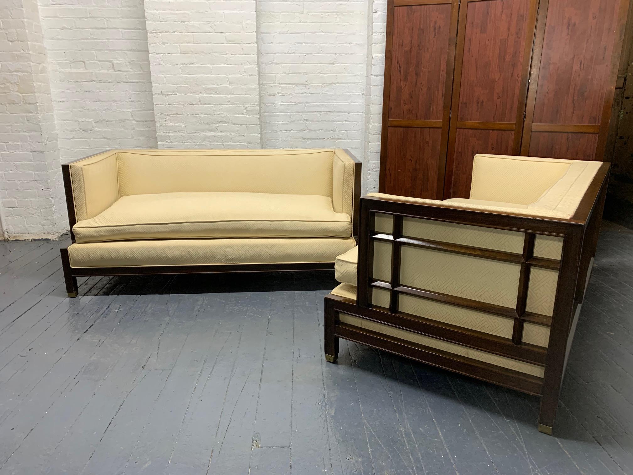 Ein Paar James Mont-Sofas aus Nussbaumholz. Das Gestell der Sofas ist aus Nussbaumholz, die Seiten sind vergittert und die Sitzfläche besteht aus losen Kissen.