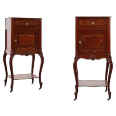 Zwei Nachttische aus Nussbaumholz im Louis XV-Stil mit Platten aus Carrara-Marmor, Frankreich