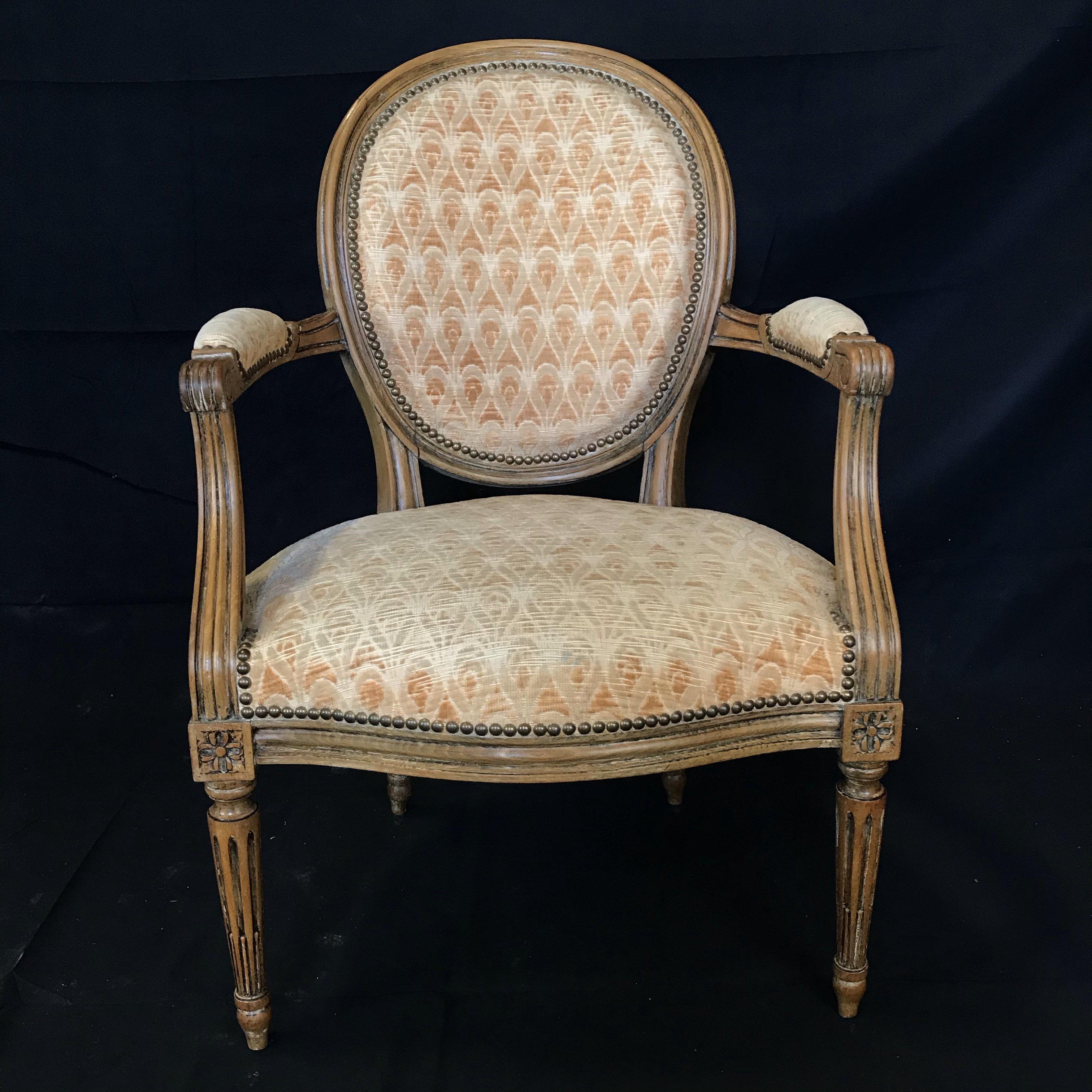 Tappezzeria Coppia di poltrone o fauteuil Luigi XVI in noce in vendita
