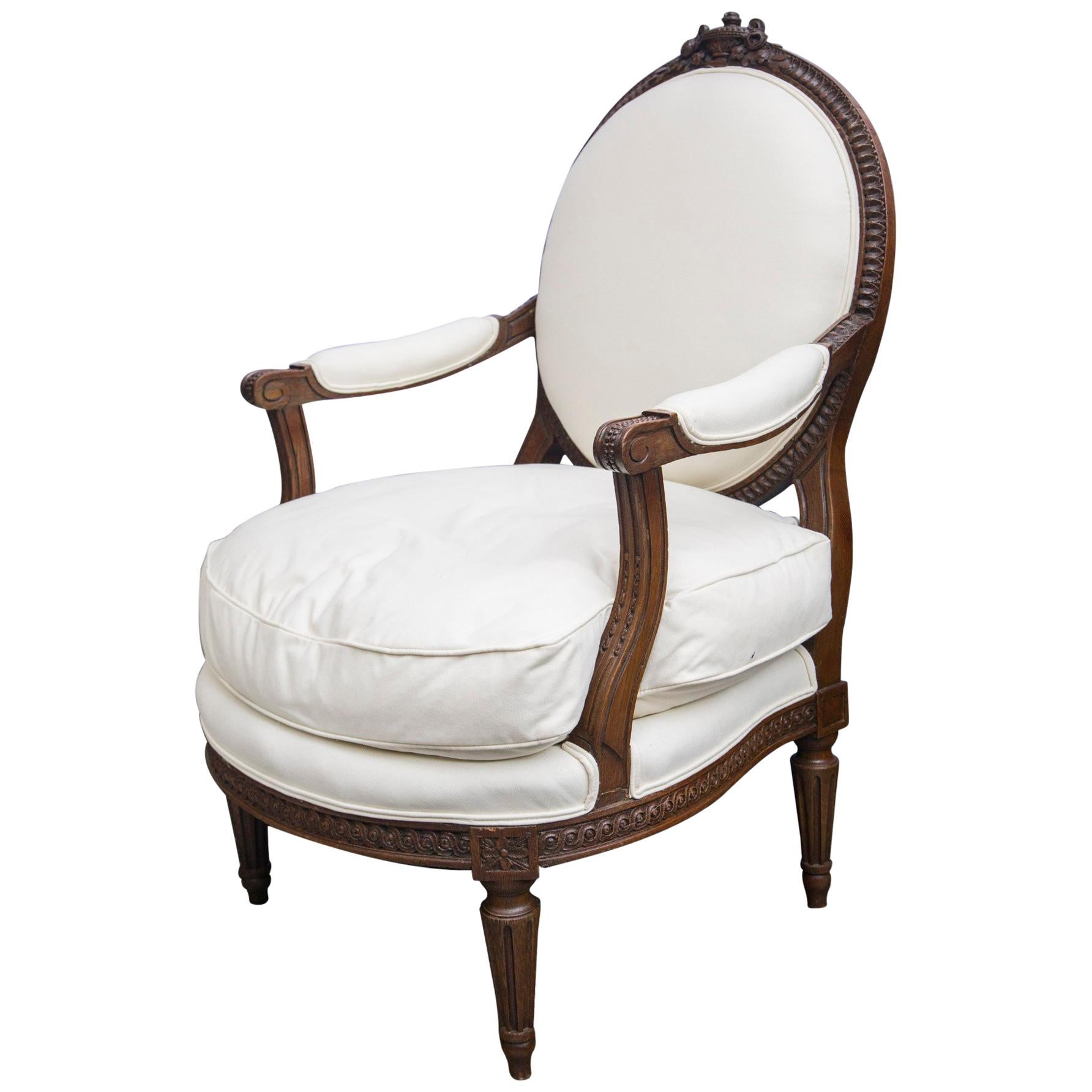 Paire de modèles Louis XVI en noyer  Style Fauteuils en vente