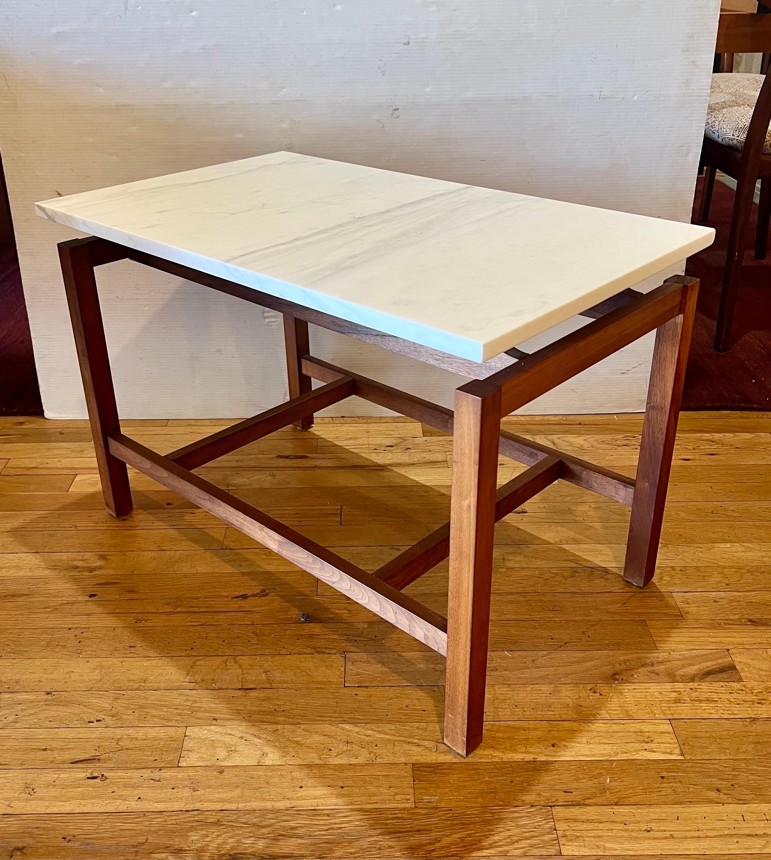 Paire de tables en noyer et marbre du milieu du siècle par Jens Risom en vente 4