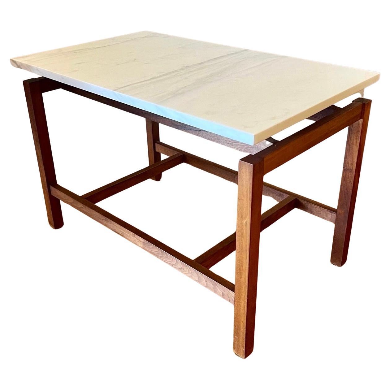 Mid-Century Modern Paire de tables en noyer et marbre du milieu du siècle par Jens Risom en vente