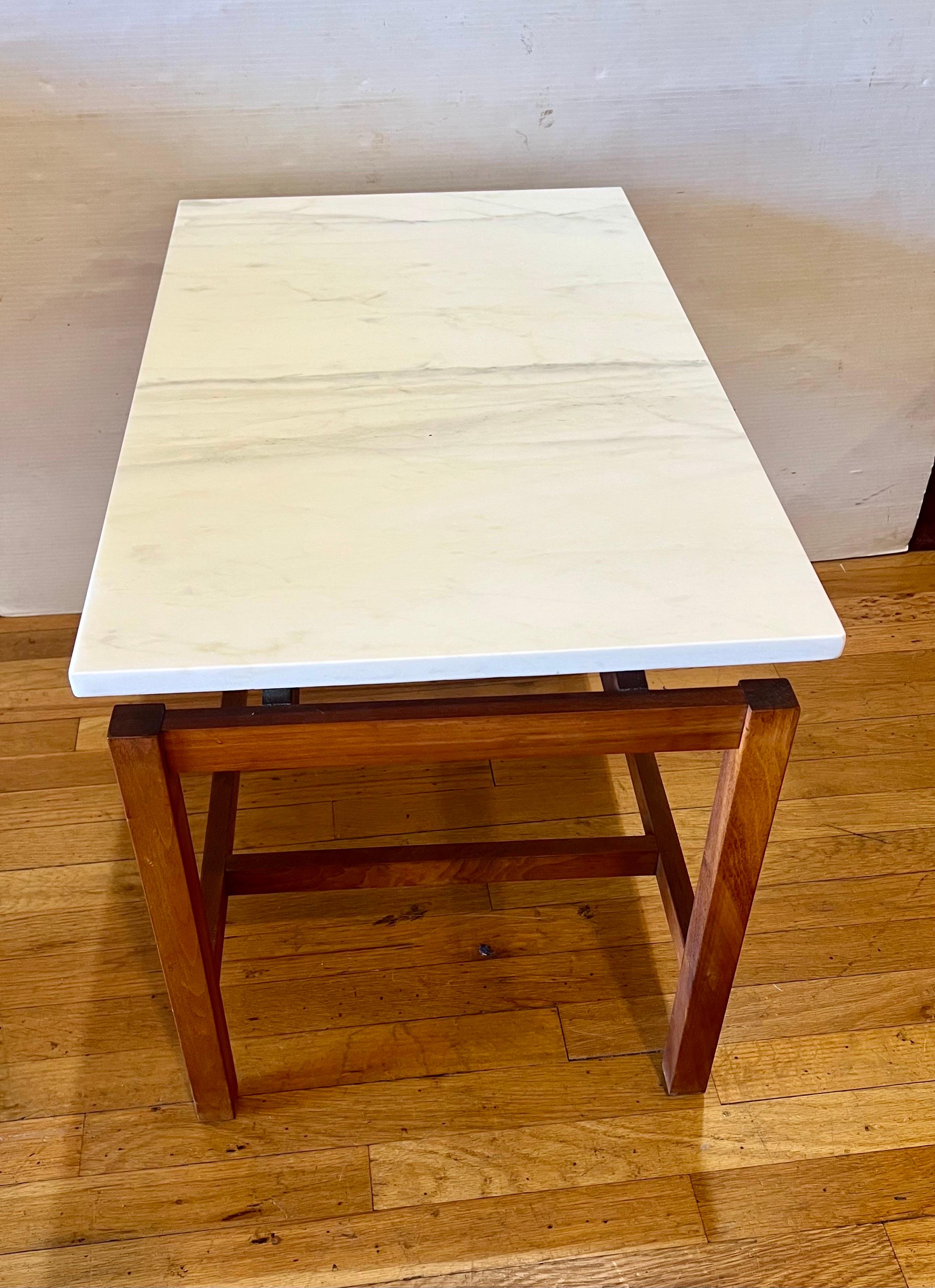 Paire de tables en noyer et marbre du milieu du siècle par Jens Risom Excellent état - En vente à San Diego, CA