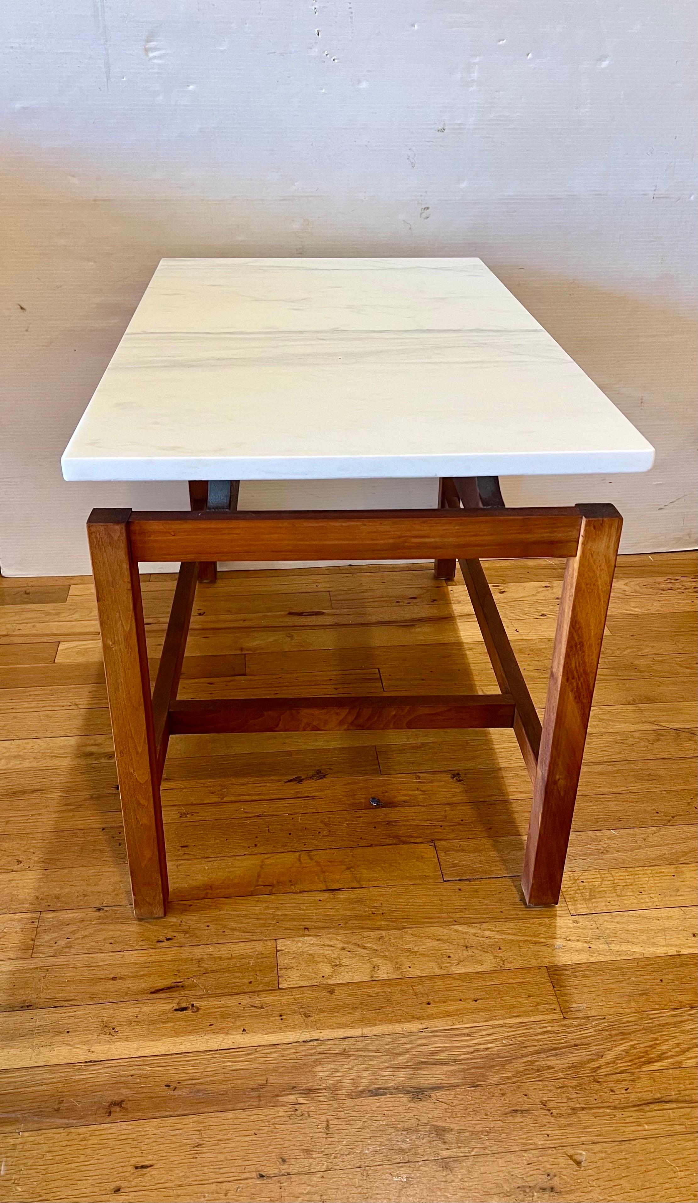 20ième siècle Paire de tables en noyer et marbre du milieu du siècle par Jens Risom en vente