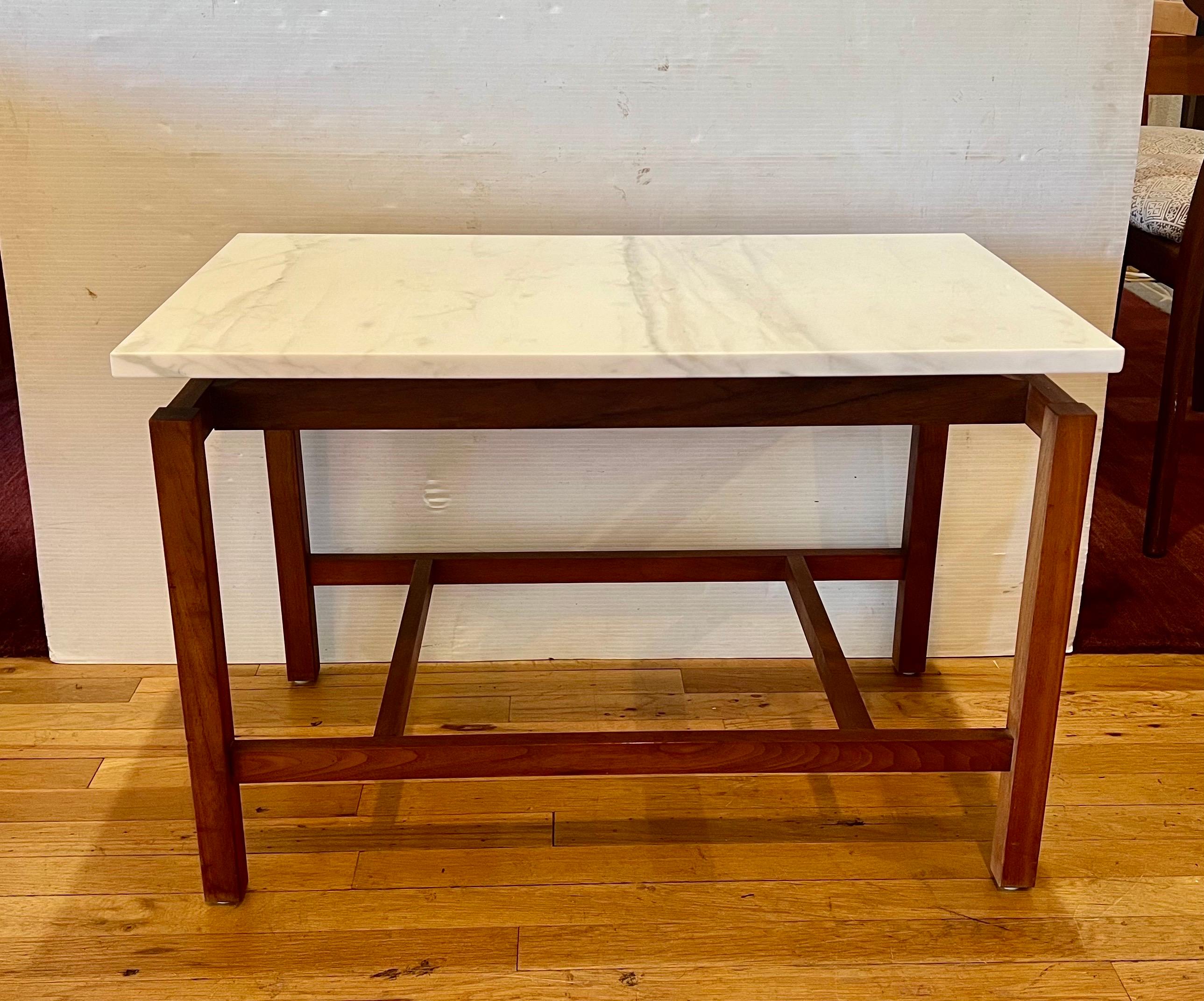 Paire de tables en noyer et marbre du milieu du siècle par Jens Risom en vente 1