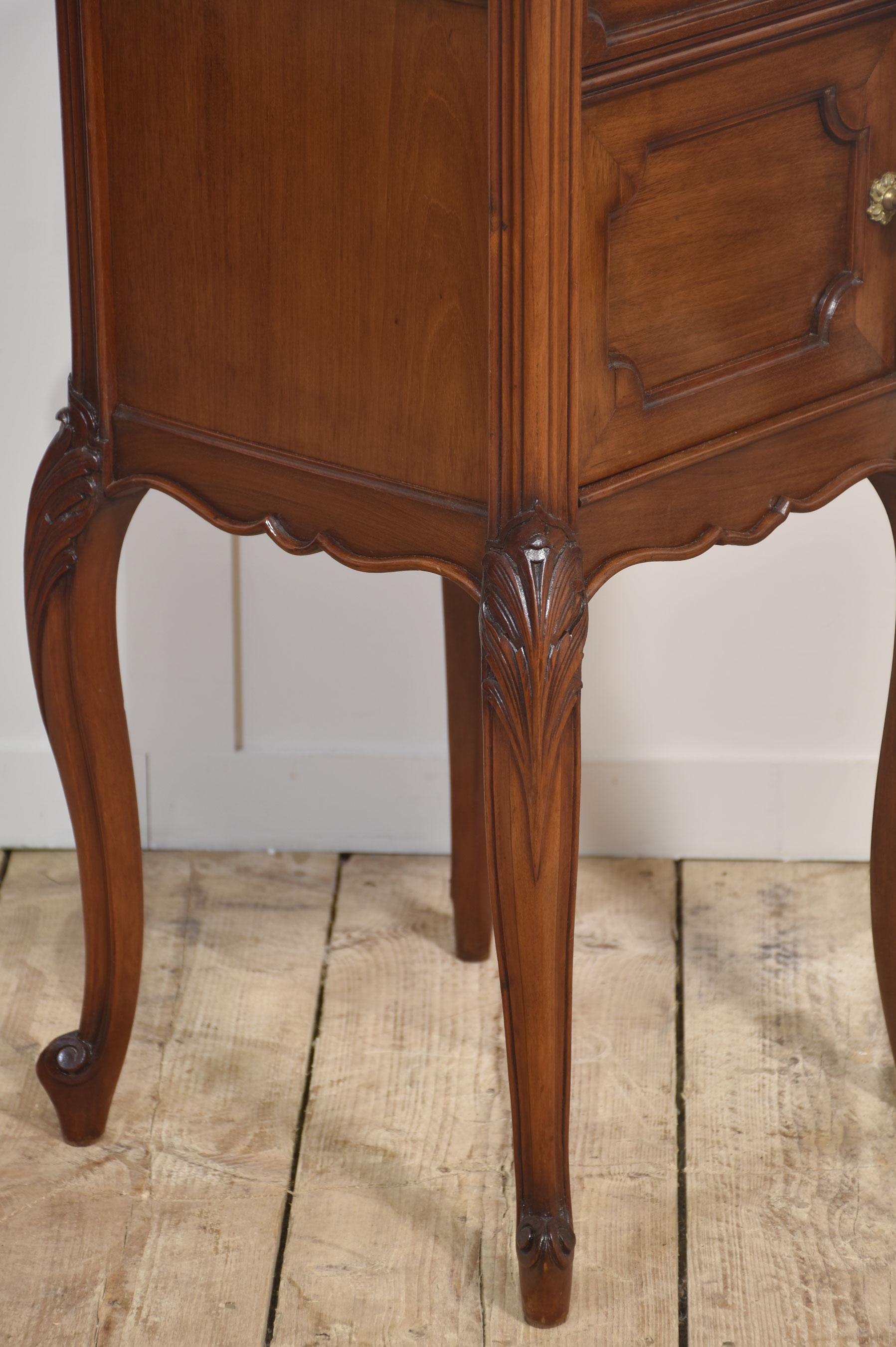 British Pair of walnut marble top bedside cabinets For Sale