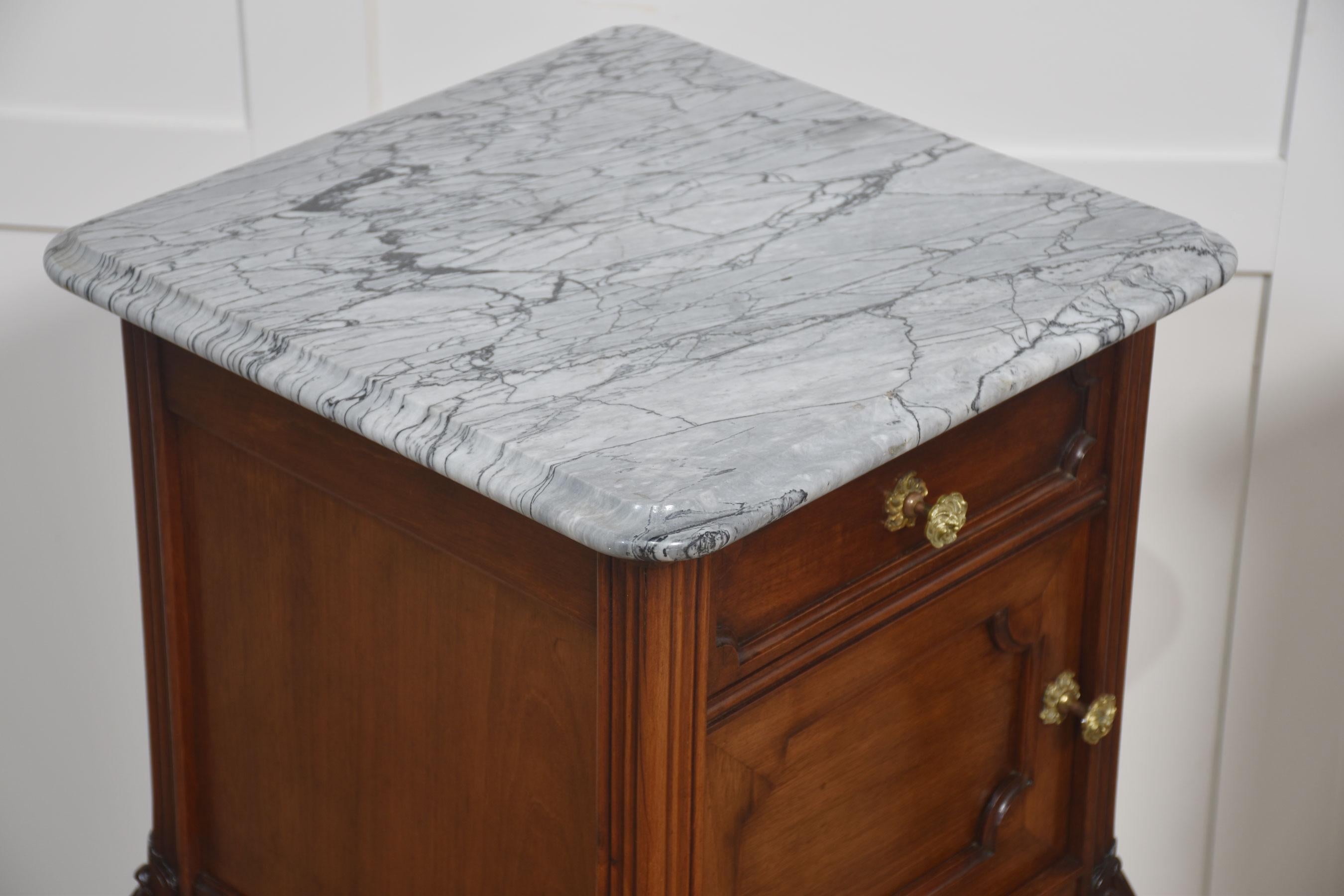 Pair of walnut marble top bedside cabinets In Good Condition For Sale In Cheshire, GB