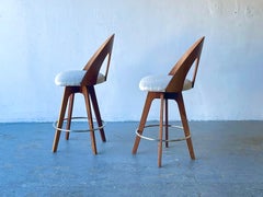 Zwei moderne Barhocker aus Nussbaumholz aus der Mitte des Jahrhunderts von Chet Beardsley