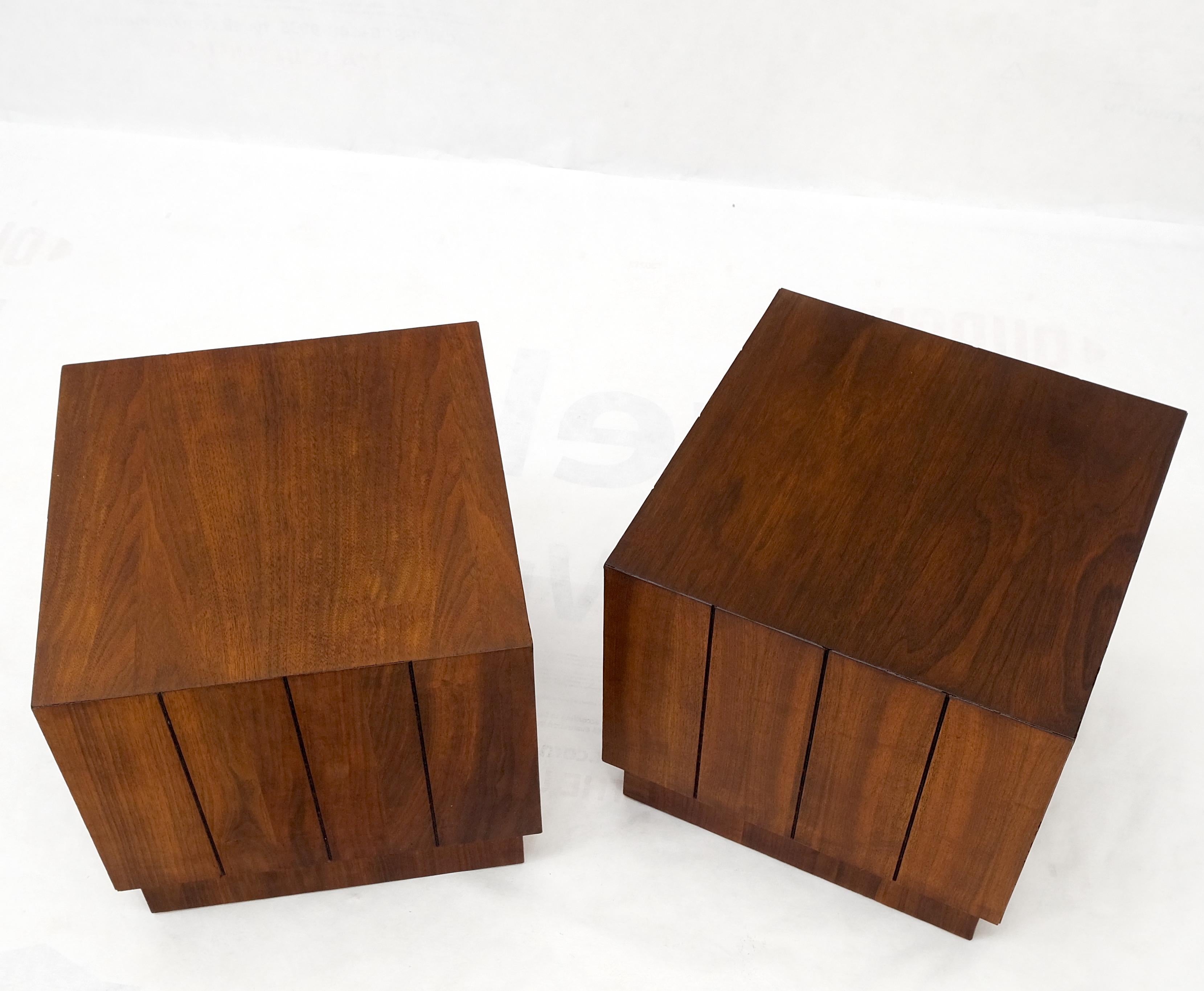 Pair of Walnut Mid-Century Modern Cube Shape Side End Tables Stands Mint! For Sale 4