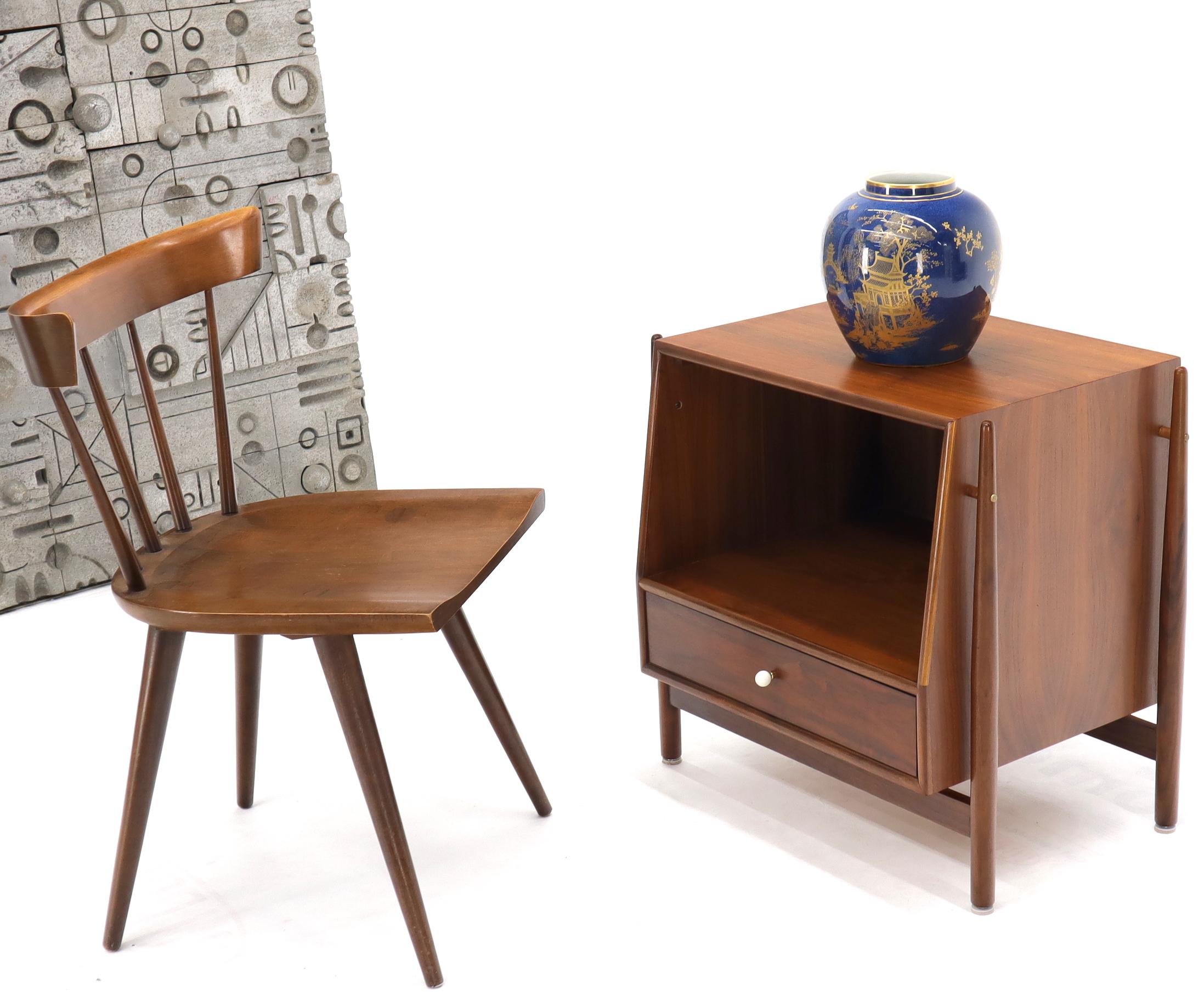 Pair of sculptured bases walnut Mid-Century Modern end side tables nightstands. Excellent original condition with vivid walnut wood grain.