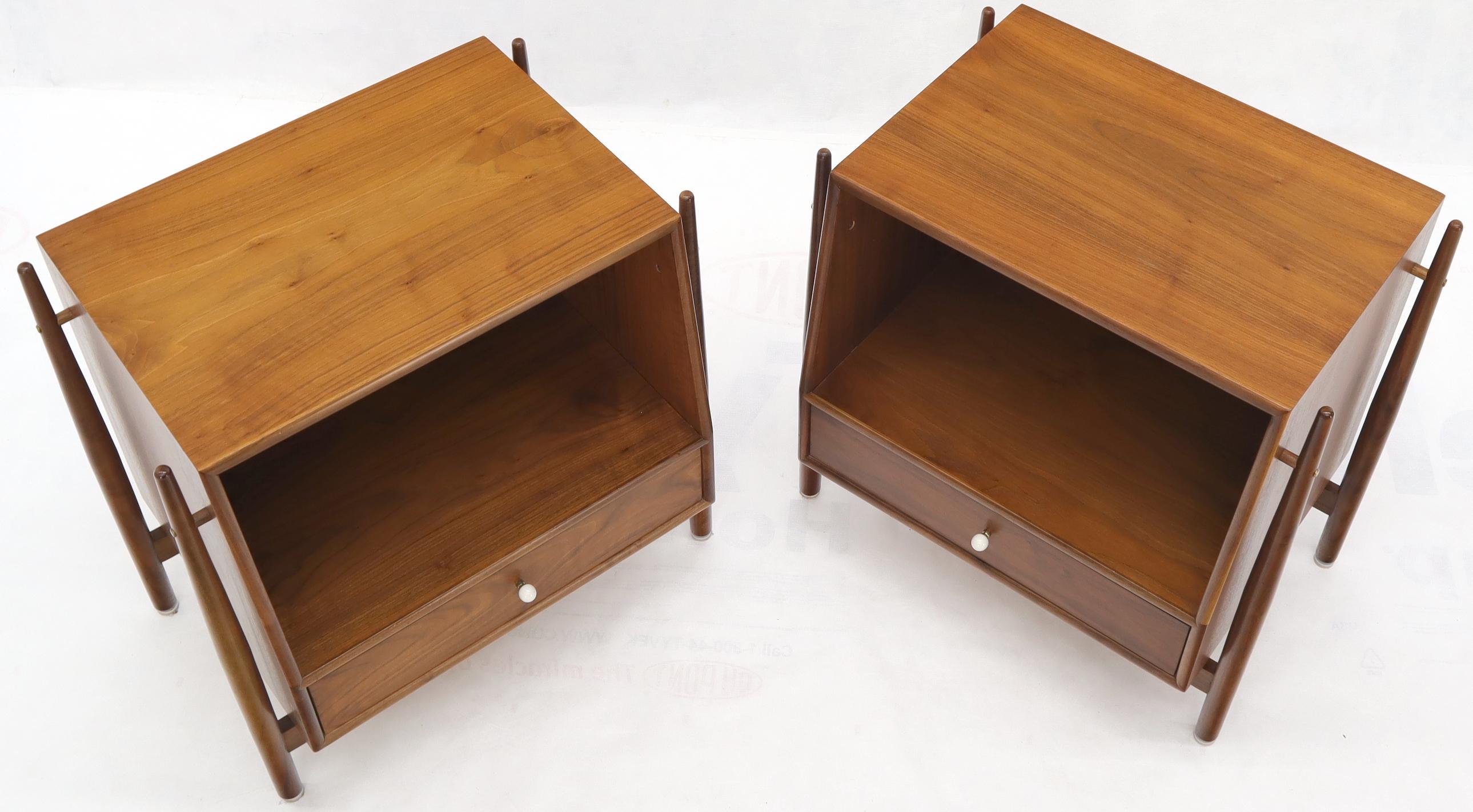 Pair of Walnut Mid-Century Modern End Tables Night Stands by Drexel In Excellent Condition In Rockaway, NJ