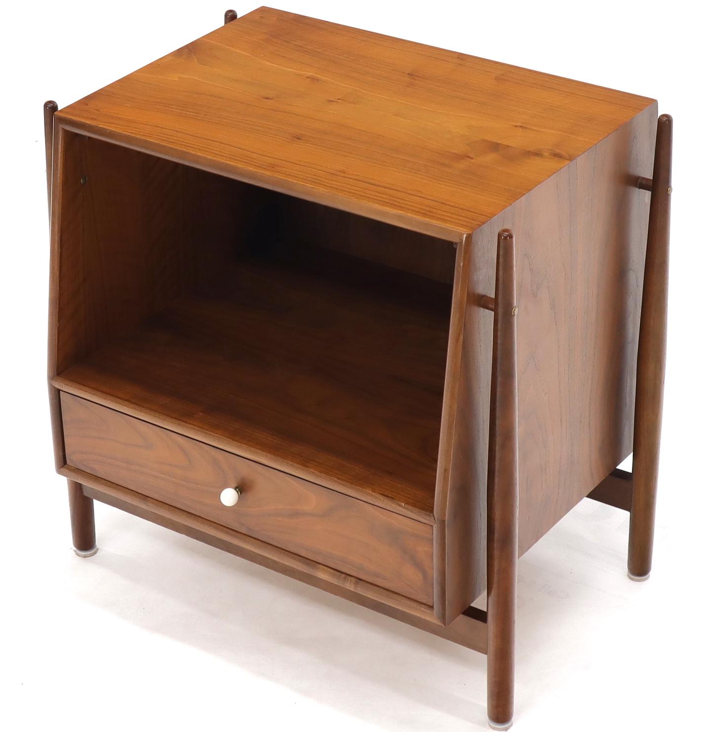 20th Century Pair of Walnut Mid-Century Modern End Tables Night Stands by Drexel