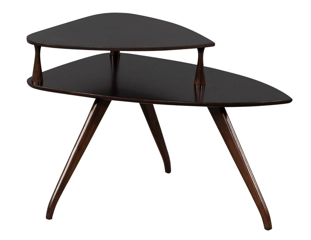 Paire de tables d'appoint torpédo en noyer, de style Kagan, datant du milieu du siècle dernier. Il présente un design unique, incurvé, de style mid-century. Les dessus en verre sont optionnels et d'origine avec une usure mineure correspondant à