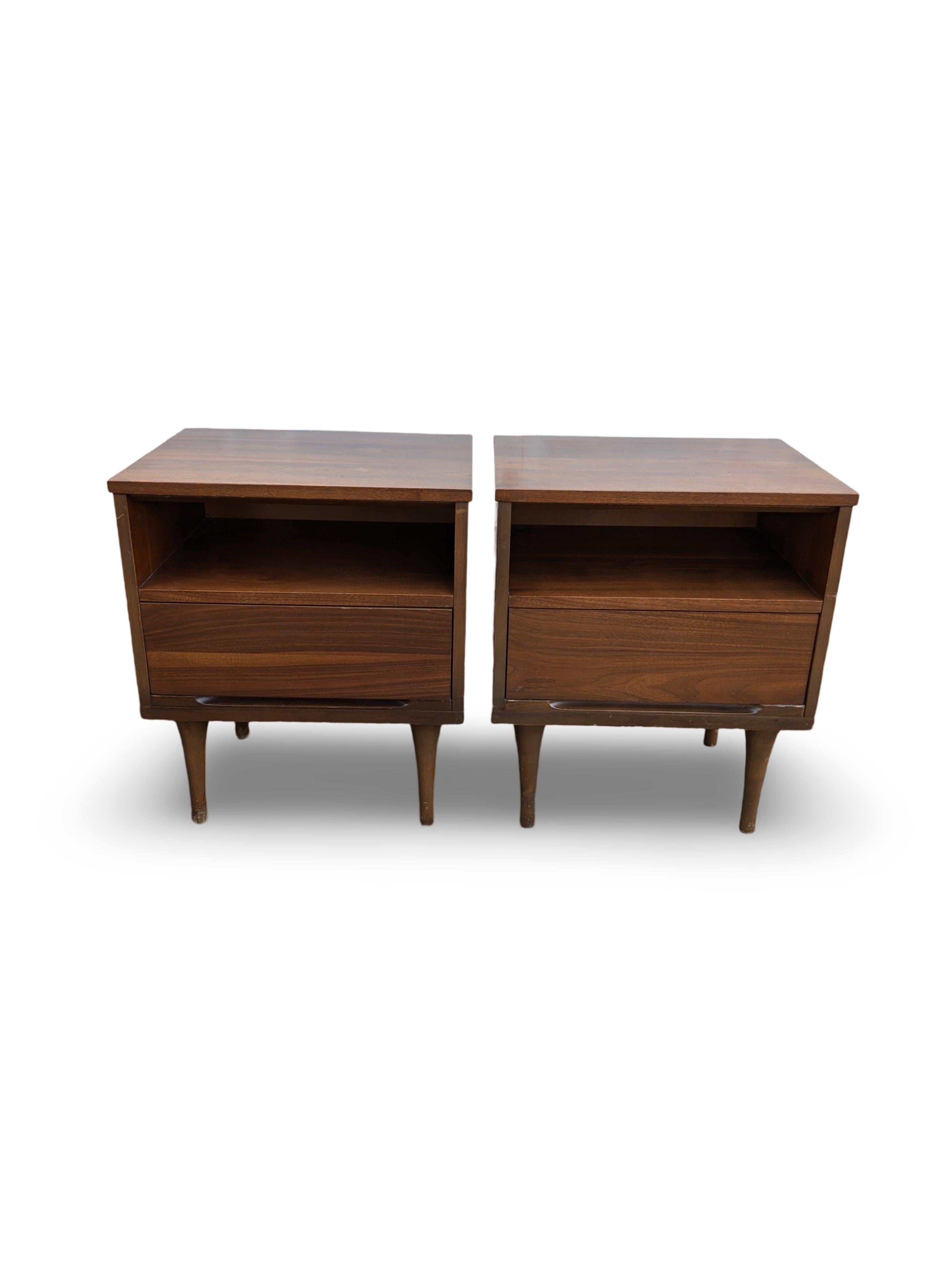 Pair of Walnut Mid Century Modern Nightstand by Coleman of Virgina In Good Condition In Wilmington, DE