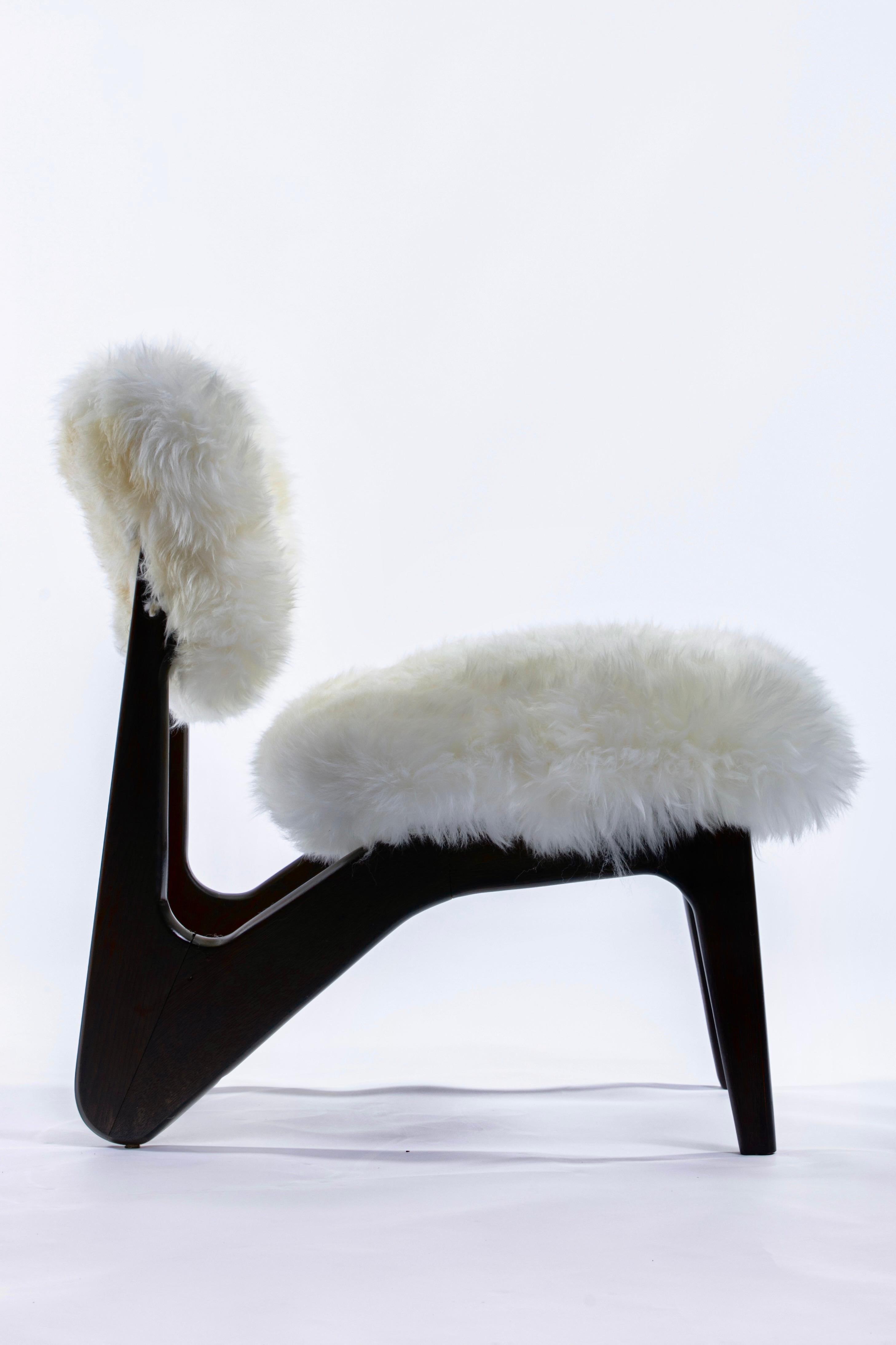 Paire de chaises sculpturales en noyer de la modernité du milieu du siècle dans des peaux de mouton ivoire neuves en vente 3